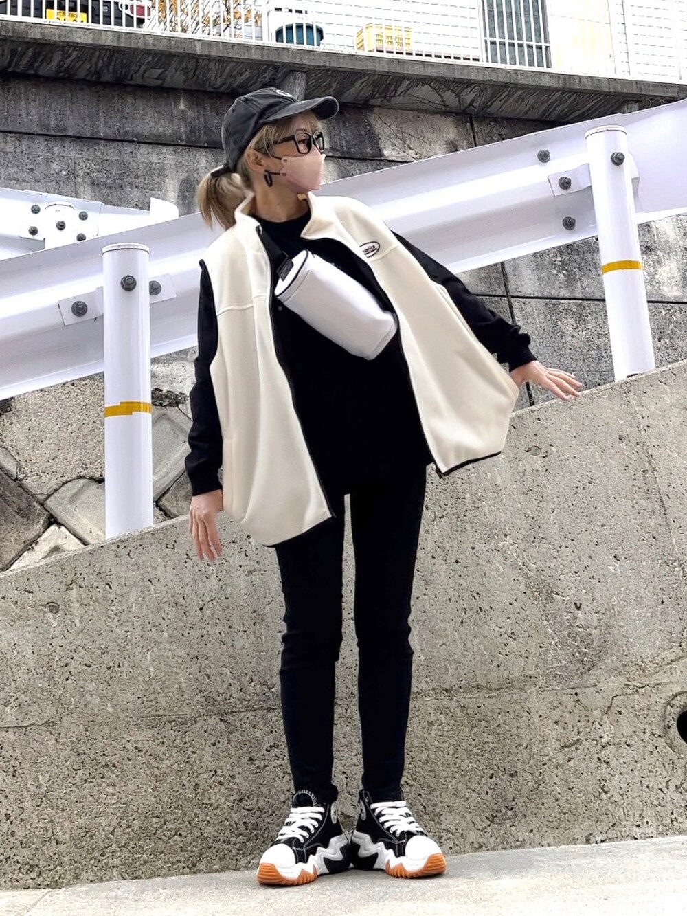 「モノトーンコーデ、シンプルコーデ、メンズライク、ベスト、フリースベスト、johnscloset、ボストンメガネ、ダテメガネ、メガネ女子、キャップ、ハイカットスニーカー、SHEIN、黒スキニー、スニーカー、ほめられ本命コーデ」｜「Limited Line Naive Magicの【a】フリース フロントワッペン ZIPベスト（その他アウター、ホワイト系）」を使った、高野軍曹さん（レディース・158cm）の冬コーディネートの2枚目の写真