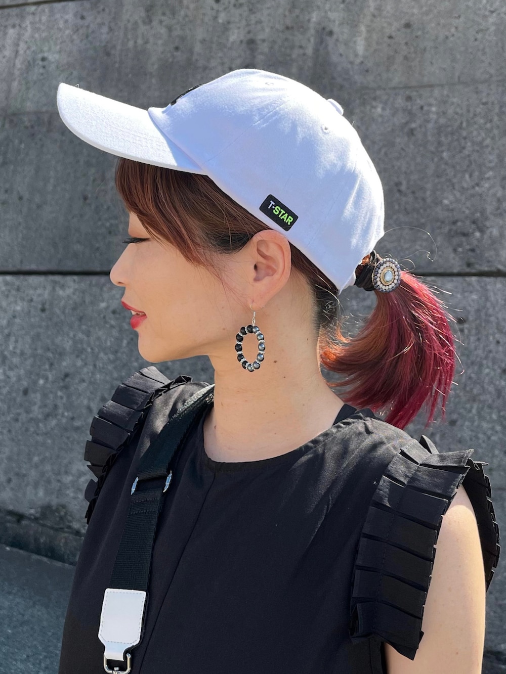 「夫婦コーデ、お出かけコーデ、デートスタイル（WOMEN）、ロンパース、オールインワン、モノトーン、プチプラコーデ、グルカサンダル、キャップ、SHEIN、休日コーデ、オトナカジュアル、ボーダー、楽チンコーデ、ボディバッグ」｜「Charlie Styleのアイテム（オールインワン・サロペット、ブラック系）」を使った、高野軍曹さん（レディース・158cm）の夏コーディネートの3枚目の写真