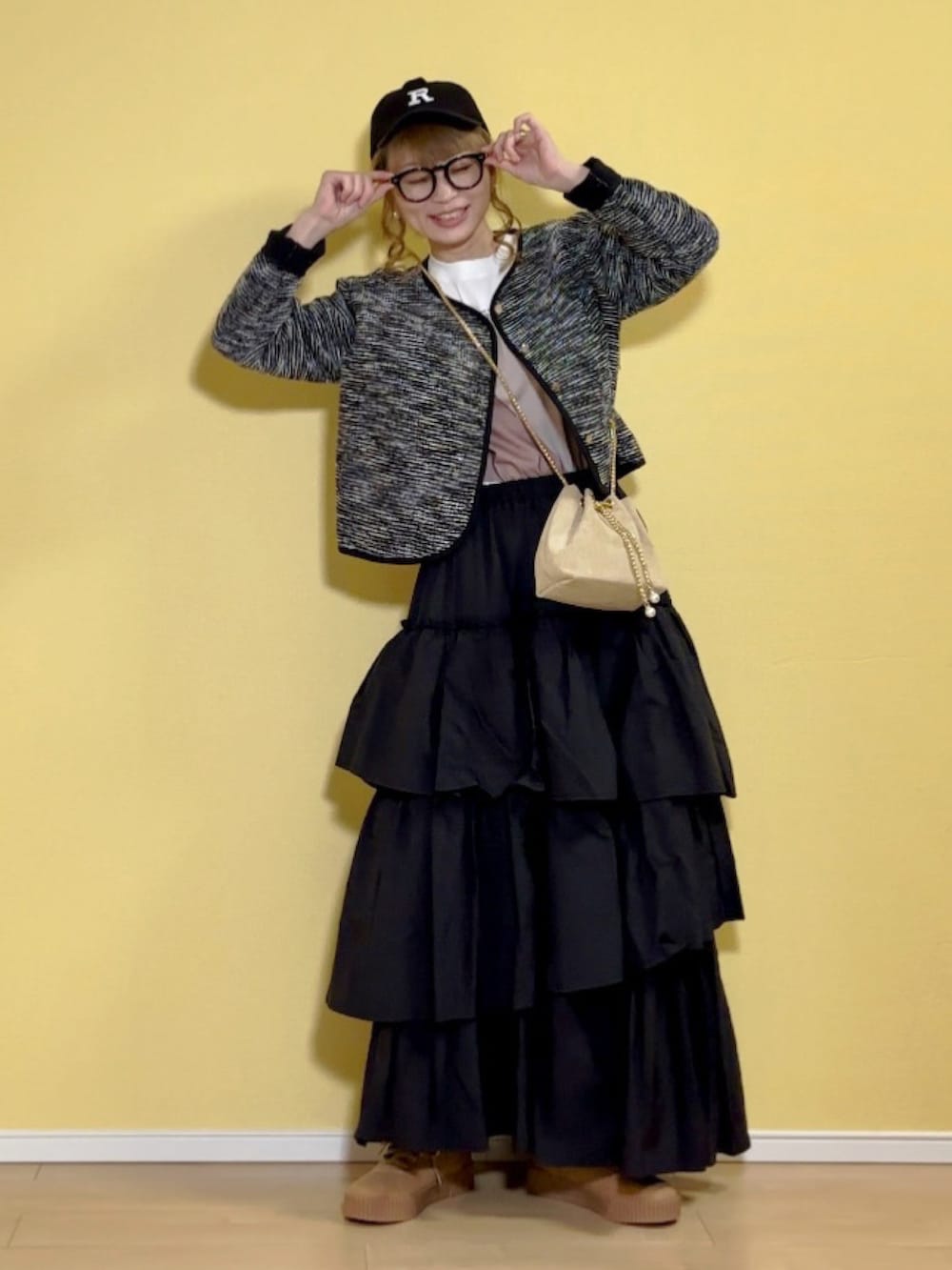 「春コーデ、ジャケットスタイル、スニーカーコーデ、ロンT、HERCLOSET、ティアードスカート、ジャケット、ツィードジャケット、ショートジャケット、ノーカラージャケット、uleula、キャップ、SHEIN、スニーカー、チェーンバッグ」|「ULEULAのツイードノーカラーパイピングジャケット(ノーカラージャケット、ブラック系)」を使った、高野軍曹さん(レディース・158cm)の春コーディネートの2枚目の写真