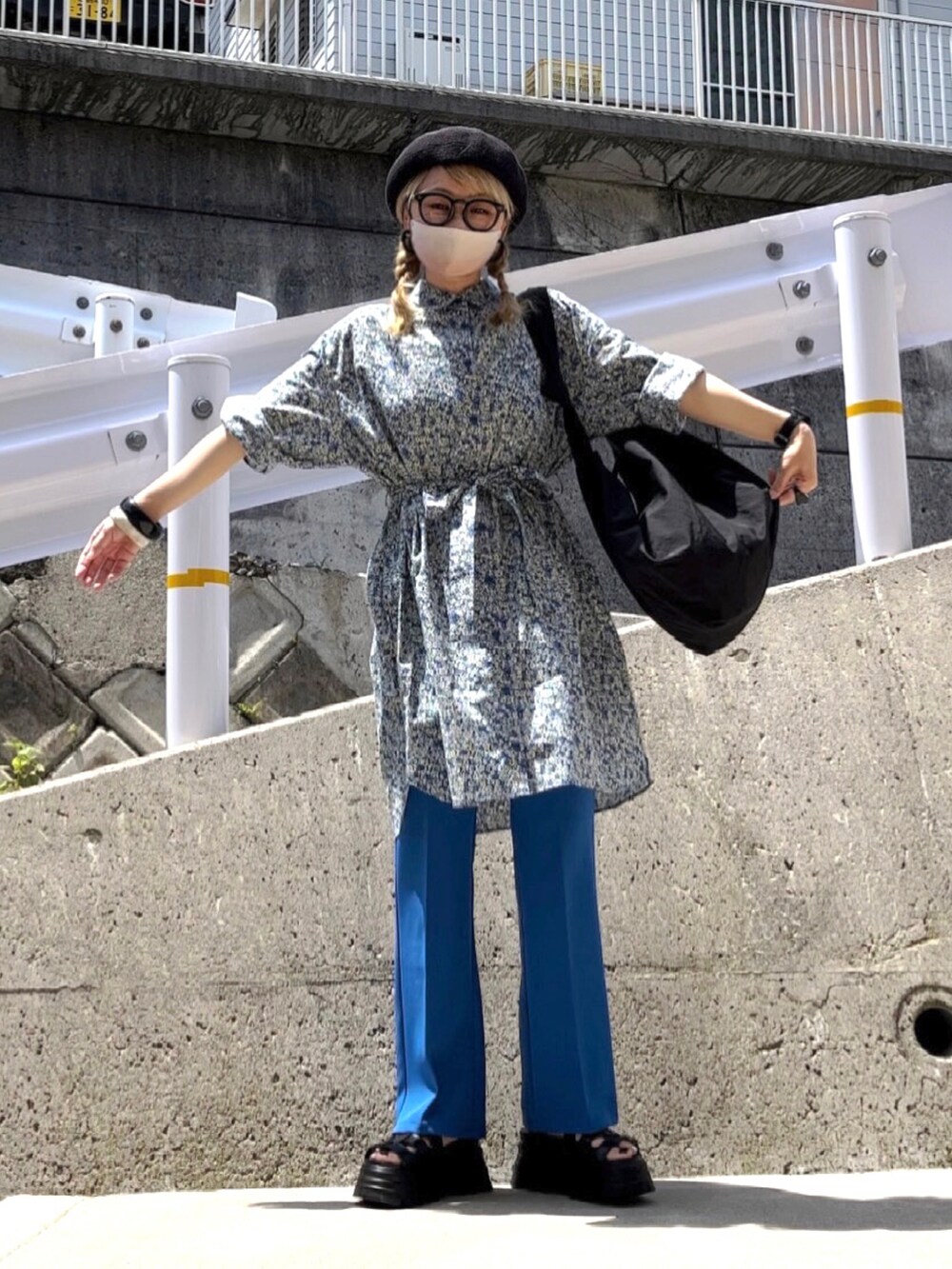 「シャツワンピ、小花柄、小花柄ワンピース、シャツワンピース、tobbyagnesb、agnes b.、ベレー帽、ベレー帽×メガネ、ショルダーバッグ、ダテメガネ、メガネ女子、グルカサンダル、スラックス、フレアパンツ、WEGO」｜「To b. by agnes b.のWEB限定 WT62 DRESS ブルーミングフラワードレスミニ（シャツワンピース、ブルー系）」を使った、高野軍曹さん（レディース・158cm）の春コーディネートの2枚目の写真