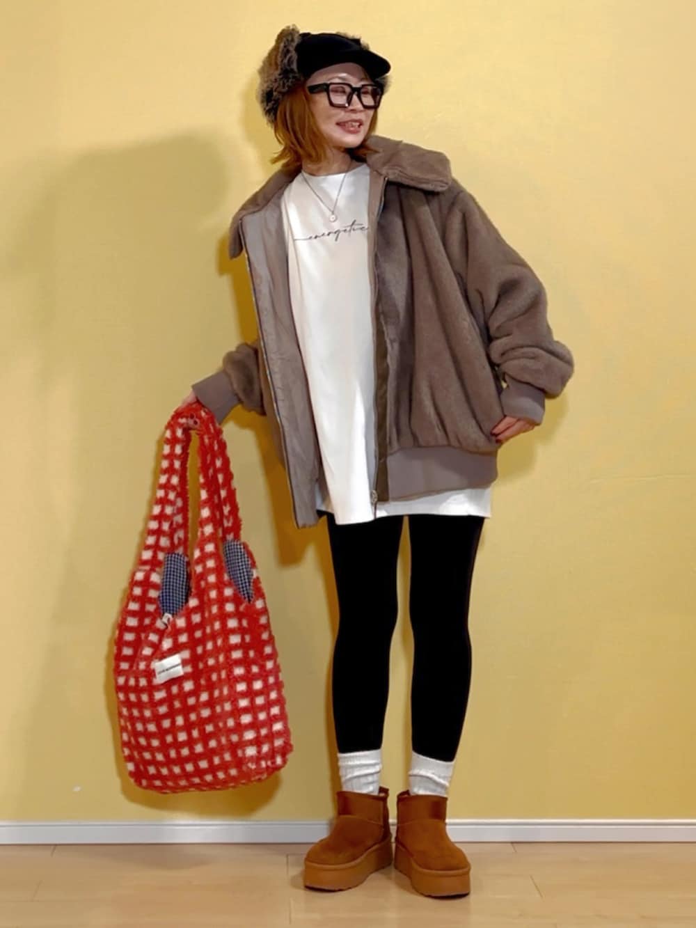 ベージュ系のその他アウター、ホワイト系のネックレス、ブラック系のキャップを着用したレディースの秋コーディネートの3枚目の写真