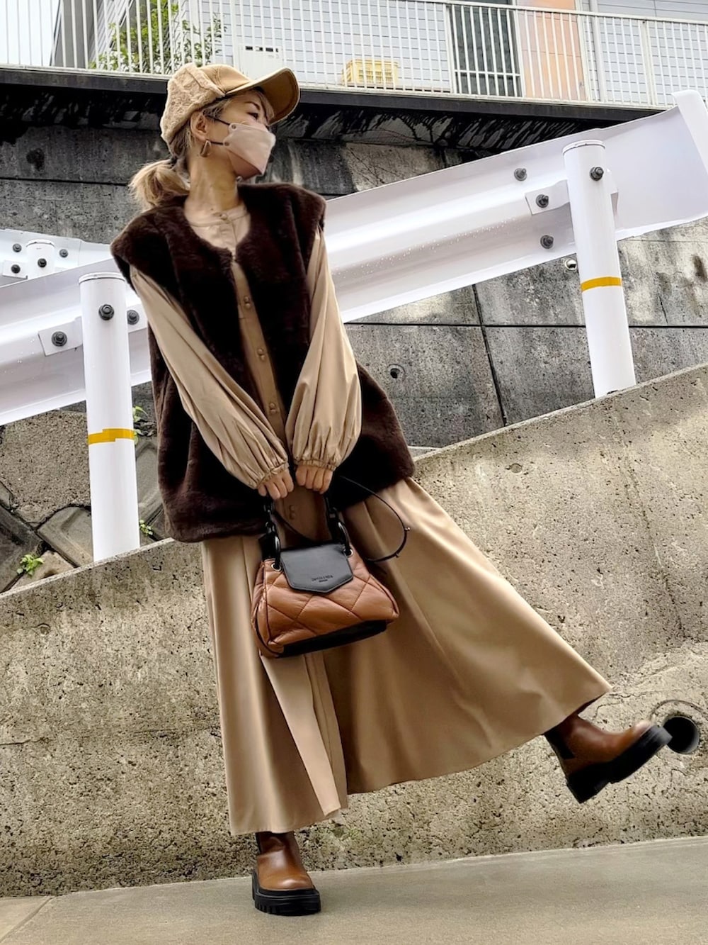 「ワントーンコーデ、ベージュコーデ、ファーベスト、ベスト、ベスト×ワンピース、mivialoca、ブーツ、ZARA、キルティングバッグ、キャップ、フライトキャップ、AliExpress、シャツワンピース、ワンピース、ワンピーススタイル」｜「mi via locaのフェイクファーノーカラージレ（ベスト、ブラウン系）」を使った、高野軍曹さん（レディース・158cm）の秋コーディネートの2枚目の写真