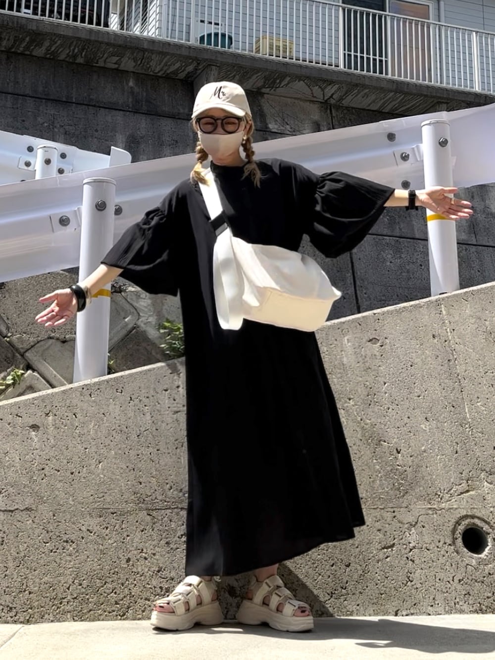 「ブラックコーデ、夏コーデ、休日スタイル、お出かけコーデ、ワンピース、マキシ丈ワンピース、シャツワンピ、シャツワンピース、ボリューム袖、黒ワンピ、notch.、デカバッグ、スポーツサンダル、スポーツミックス、SHEIN」|「notch.の【ヒルナンデス!紹介商品】バルーンスリーブシャツワンピース(シャツワンピース、ブラック系)」を使った、高野軍曹さん(レディース・158cm)の夏コーディネートの2枚目の写真