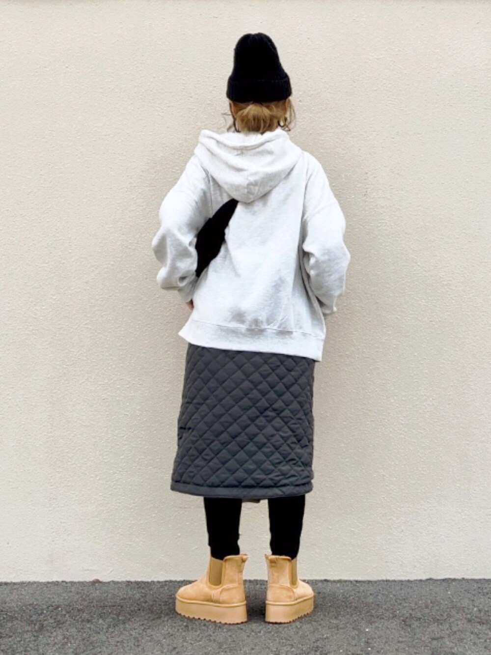 「冬コーデ、冬アウター、マイベストコーデ2023、クリスマスに着たい服、ニット帽、サングラス、防寒、巻きスカート、キルティングスカート、ムートンブーツ、パーカー、グレーのパーカー、裏起毛、ショルダーバッグ、黒スキニー」｜「REAL STYLEのアイテム（スカート、グリーン系）」を使った、高野軍曹さん（レディース・158cm）の冬コーディネートの4枚目の写真