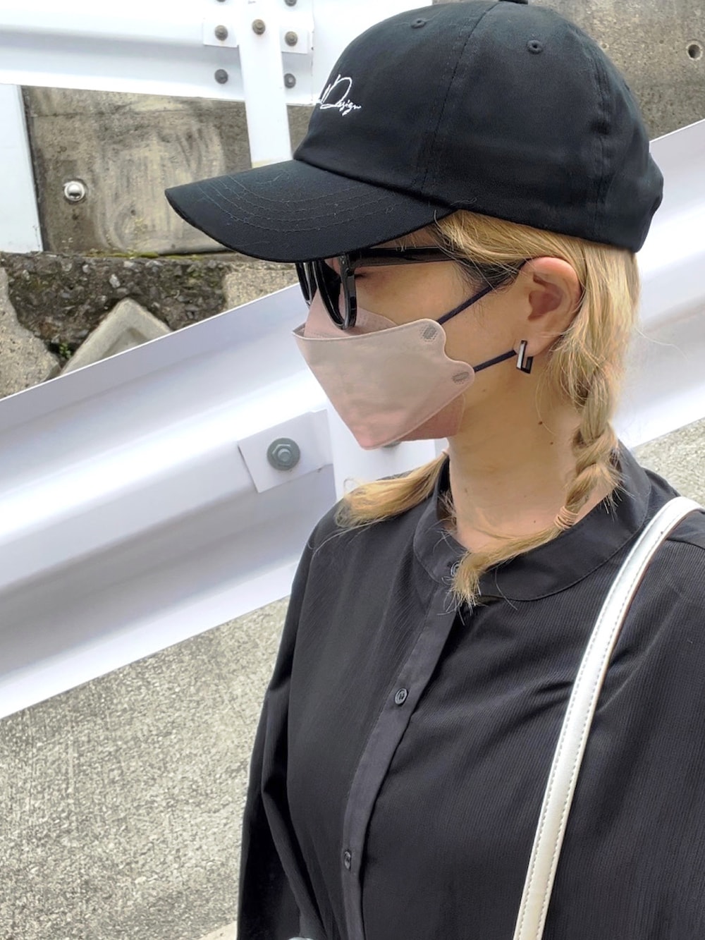 「春コーデ、ブラックコーデ、ワンピース、マキシ丈ワンピース、シャツワンピ、ボリューム袖、バンドカラー、notch.、ダテメガネ、スニーカー、厚底シューズ、キャップ、スタッズバッグ、オトナカジュアル、お出かけコーデ」|「notch.の【ヒルナンデス!紹介商品】バルーンスリーブシャツワンピース(シャツワンピース、ブラック系)」を使った、高野軍曹さん(レディース・158cm)の春コーディネートの4枚目の写真