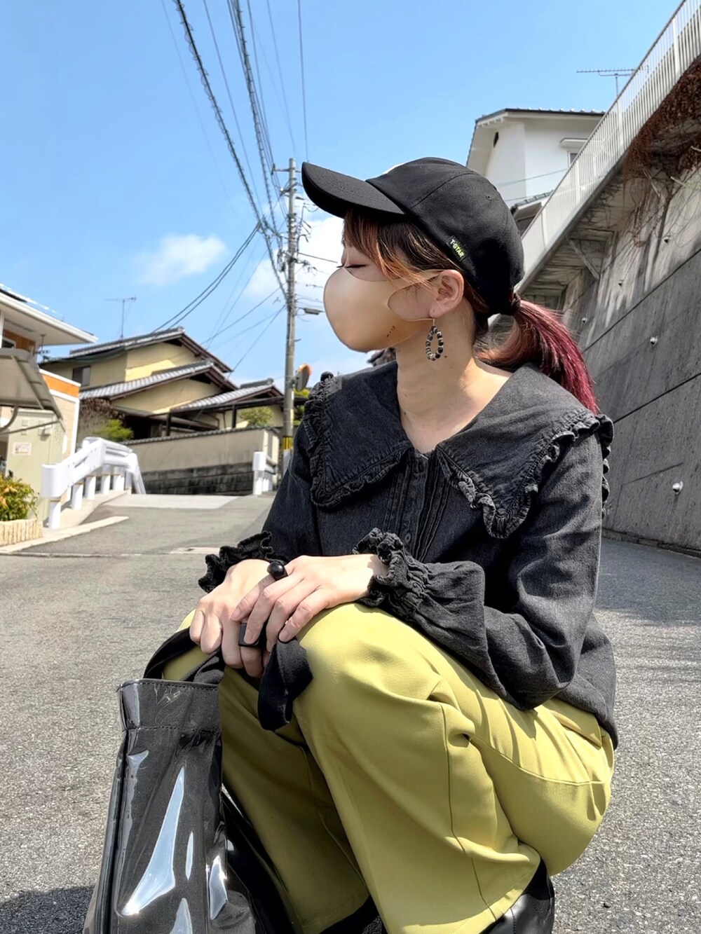 「お出かけコーデ、休日コーデ、でか襟、ビッグカラー、フリルブラウス、デニムブラウス、SOMETHING、カラーパンツ、グリーン、スラックス、センタープレスパンツ、キャップ、SHEIN、プチプラ、トートバッグ」|「SOMETHINGのSOMETHING フリルビッグカラーデニムブラウス(シャツ/ブラウス、ブラック系)」を使った、高野軍曹さん(レディース・158cm)の夏コーディネートの2枚目の写真