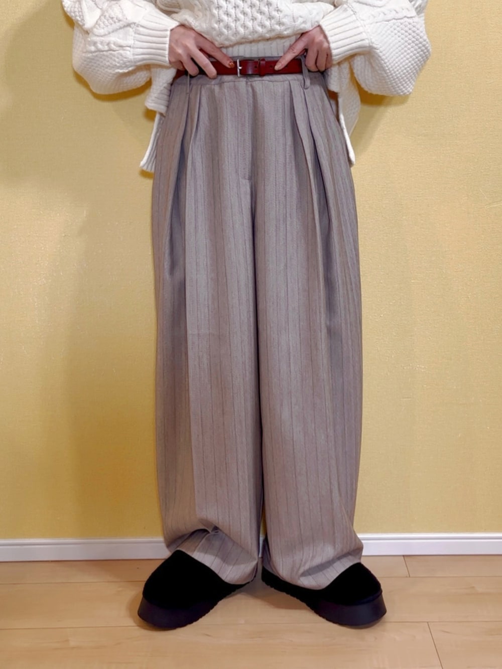 ホワイト系のニット/セーター、ベージュ系のその他パンツ、ブラック系のショルダーバッグを着用したレディースの秋コーディネートの5枚目の写真