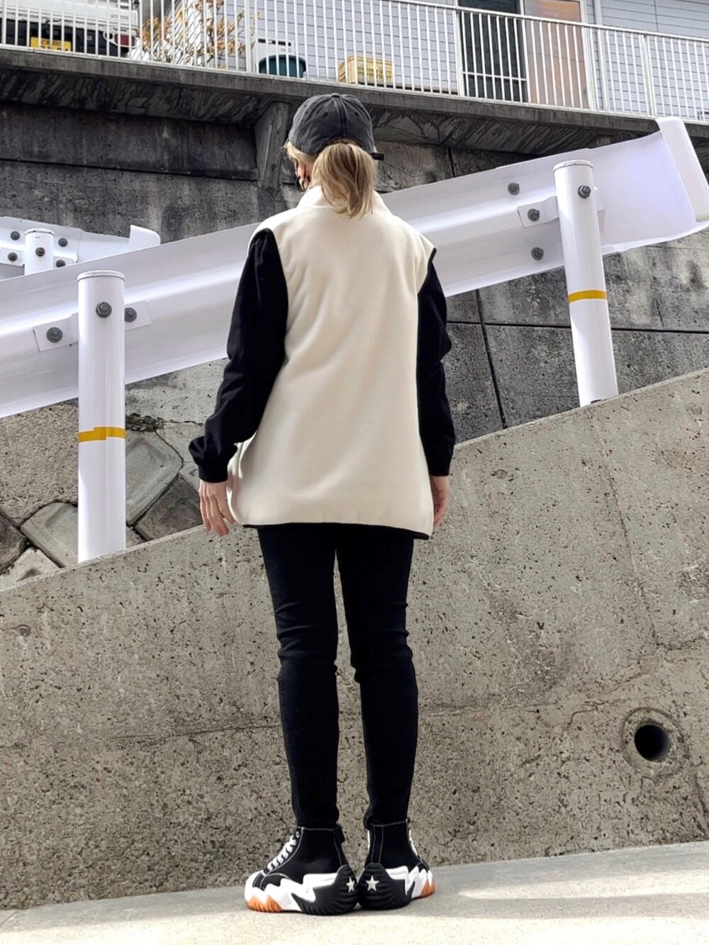 「モノトーンコーデ、シンプルコーデ、メンズライク、ベスト、フリースベスト、johnscloset、ボストンメガネ、ダテメガネ、メガネ女子、キャップ、ハイカットスニーカー、SHEIN、黒スキニー、スニーカー、ほめられ本命コーデ」｜「Limited Line Naive Magicの【a】フリース フロントワッペン ZIPベスト（その他アウター、ホワイト系）」を使った、高野軍曹さん（レディース・158cm）の冬コーディネートの3枚目の写真