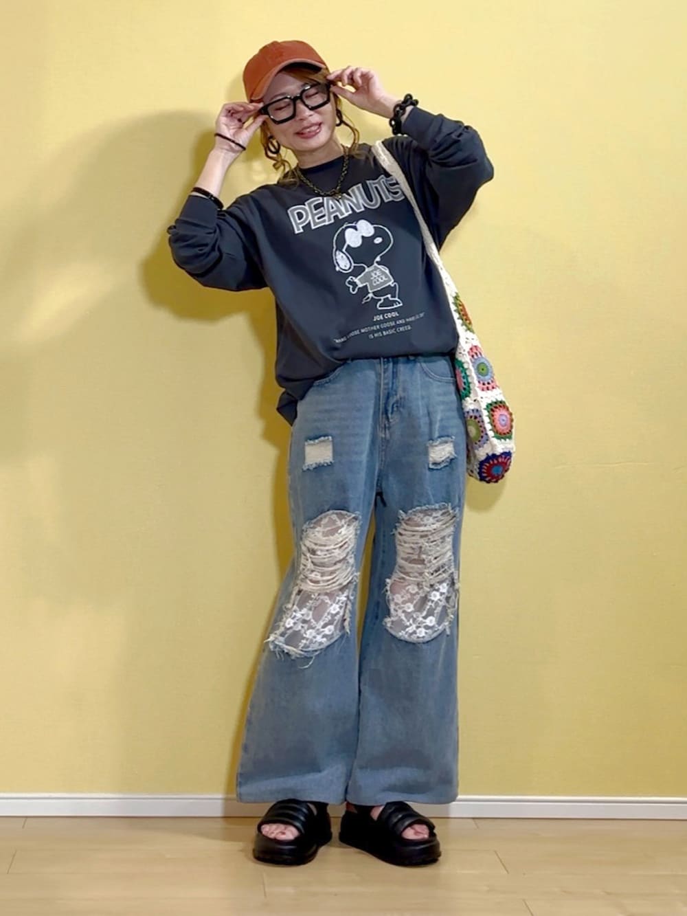 「秋コーデ、スヌーピー、ロンT、デニム、デニムパンツ、デニムコーデ、ダメージデニムパンツ、キャップ、ワークマン女子、厚底サンダル、ニットバッグ、AliExpress、韓国ファッション、SHEIN、40代ファッション」｜「VIVIANの厚底パデッドストラップサンダル（サンダル、ブラック系）」を使った、高野軍曹さん（レディース・158cm）の夏コーディネートの4枚目の写真