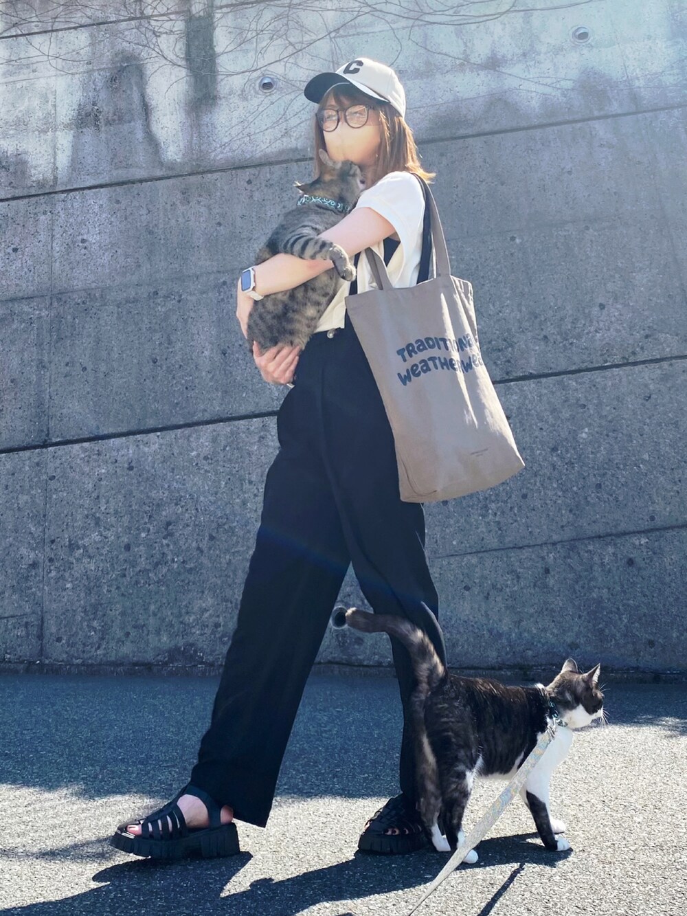 「モノトーンコーデ、シンプルコーデ、フレンチスリーブ、チュニック、apretro、キャップ、SHEIN、プチプラ、グルカサンダル、ラクチンコーデ、トートバッグ、ダテメガネ、サスペンダーパンツ、ワイドパンツ、センタープレスパンツ」｜「ap retroのコットンフレンチスリーブチュニックTシャツ（Tシャツ/カットソー、ホワイト系）」を使った、高野軍曹さん（レディース・158cm）の春コーディネートの2枚目の写真