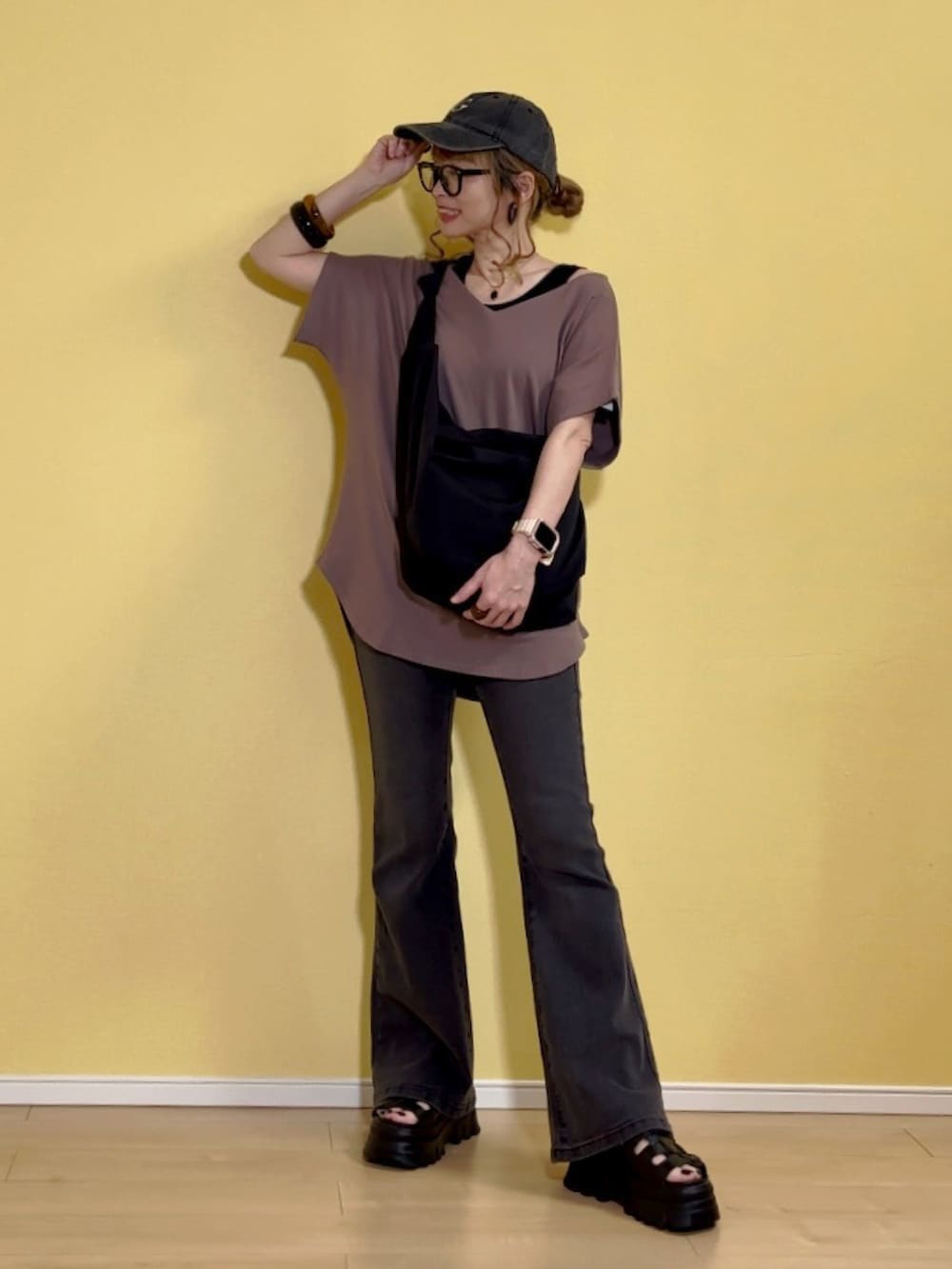 「夏コーデ、きれいめカジュアル、プチプラ、さらっと晴れやかスナップ、キャップ、SHEIN、韓国ファッション、ナイロンバッグ、デカバッグ、ドルマンスリーブ、Vネック、and it_、フレアデニム、グレーデニム、デニム」｜「and it_のBeコルテVネックドルマンカットソー(半袖)（Tシャツ/カットソー、ブラウン系）」を使った、高野軍曹さん（レディース・158cm）の夏コーディネートの2枚目の写真
