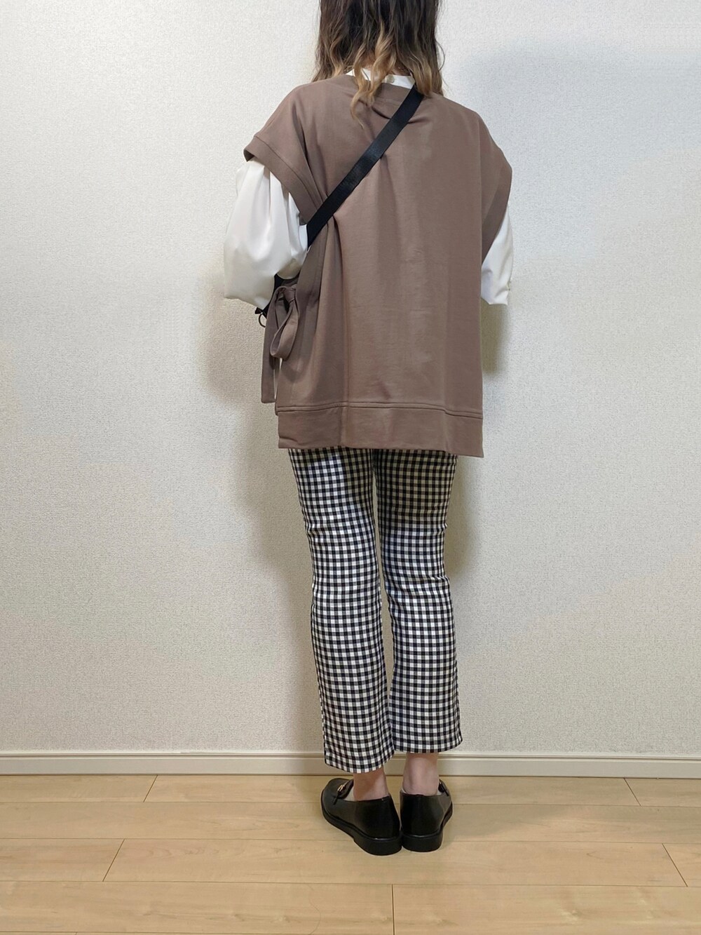 「春コーデ、レイヤードスタイル、パンツスタイル、ベスト、ベスト×シャツ、ギンガムチェックパンツ、AMO_RIN、ボディバッグ、SHEIN、プチプラ、ローファー、ビットローファー、大人カジュアル、シンプルコーデ、ボリューム袖」｜「kirumon marcheのアイテム（ベスト、ブラウン系）」を使った、高野軍曹さん（レディース・158cm）の春コーディネートの2枚目の写真