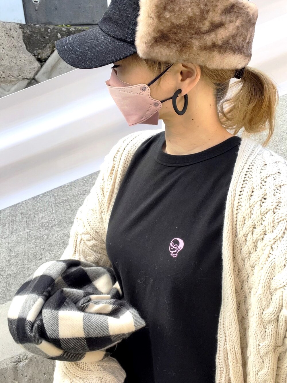 「モノトーンコーデ、シンプルコーデ、カーディガン、ざっくりニットカーディガン、ケーブルカーディガン、黒Tシャツ、プリントT、NotSoApe、perkyroom、黒スキニー、スキニー、アームウォーマー、キャップ、フライトキャップ、Dr.Martens」｜「Not So Apeの【UNISEX】Cereal Box T-Shirt（Tシャツ/カットソー、ブラック系）」を使った、高野軍曹さん（レディース・158cm）の冬コーディネートの4枚目の写真