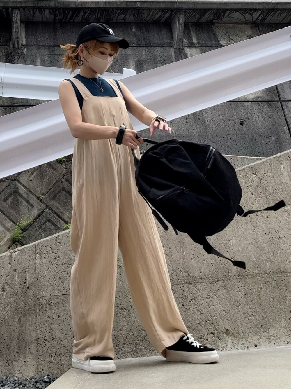 「休日スタイル、お出かけコーデ、ラクチンコーデ、オトナカジュアル、ハイネック、ハイネックニット、ノースリーブ、ノースリーブニット、apretro、サロペット、ECRIRE、キャップ、SHEIN、プチプラ、サロペットコーデ」｜「ECRIREの【YUKIEコラボ】リネンライクワイドサロペットパンツ（サロペット/オーバーオール、ベージュ系）」を使った、高野軍曹さん（レディース・158cm）の秋コーディネートの2枚目の写真