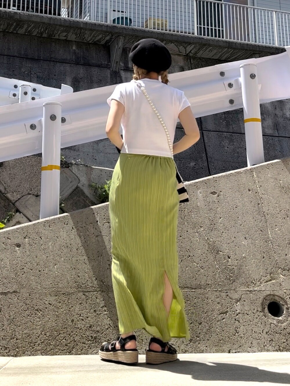 「カラーコーデ、チビT、白Tシャツ、ロゴT、Calvin Klein、ベレー帽、ベレー帽×メガネ、ミニバッグ、florist、clarks、ダテメガネ、ナロースカート、カラースカート、ANGIE VINTAGE、スリットスカート」｜「ANGIEの楊柳ストレートスカート（スカート、グリーン系）」を使った、高野軍曹さん（レディース・158cm）の春コーディネートの3枚目の写真