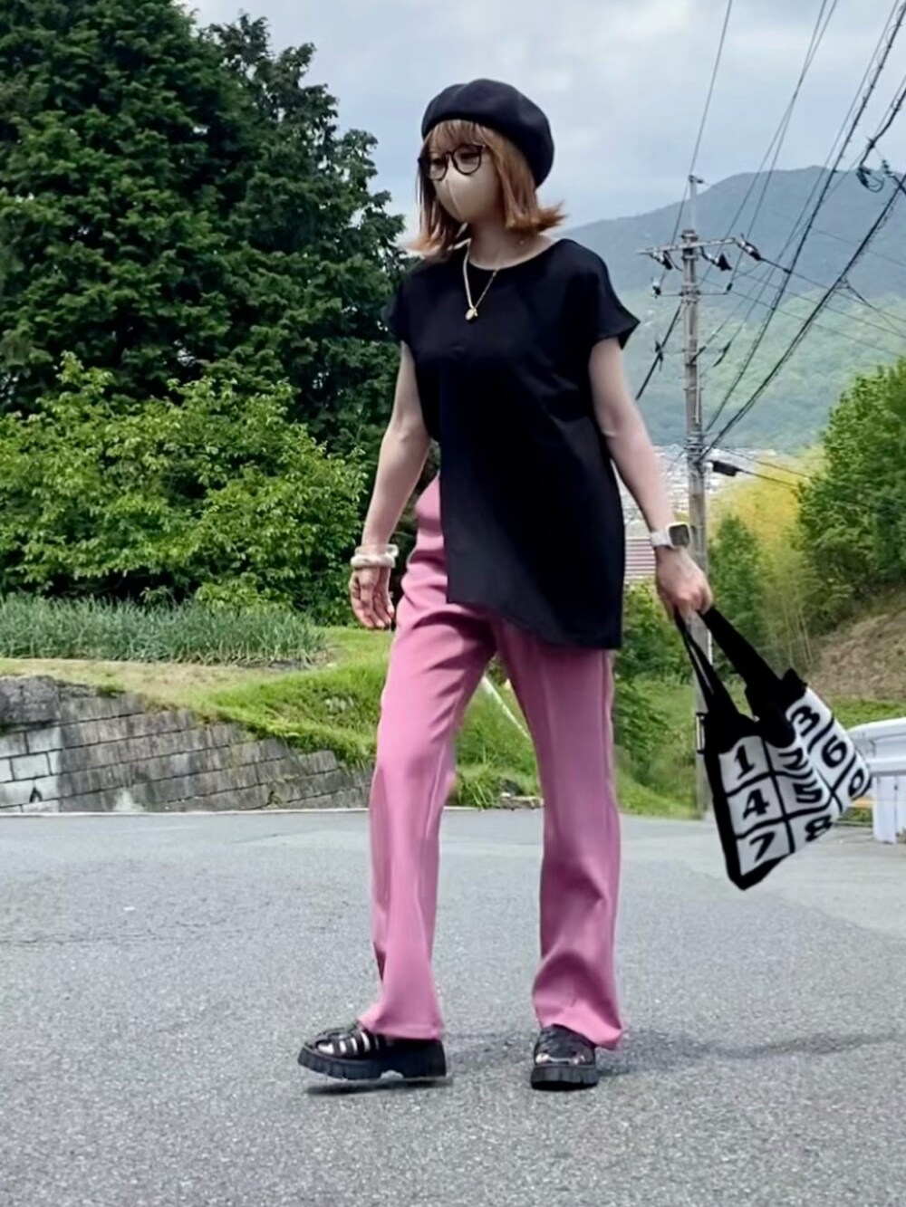 「アシメトリー、フレンチスリーブ、deuxamour、カラーパンツ、ピンク、黒×ピンク、ピンクパンツ、フレアパンツ、スラックス、WEGO、グルカサンダル、ベレー帽、ベレー帽×メガネ、ダテメガネ、休日スタイル」|「deux amourのアシメフレンチスリーブTEE(その他トップス、ブラック系)」を使った、高野軍曹さん(レディース・158cm)の春コーディネートの2枚目の写真