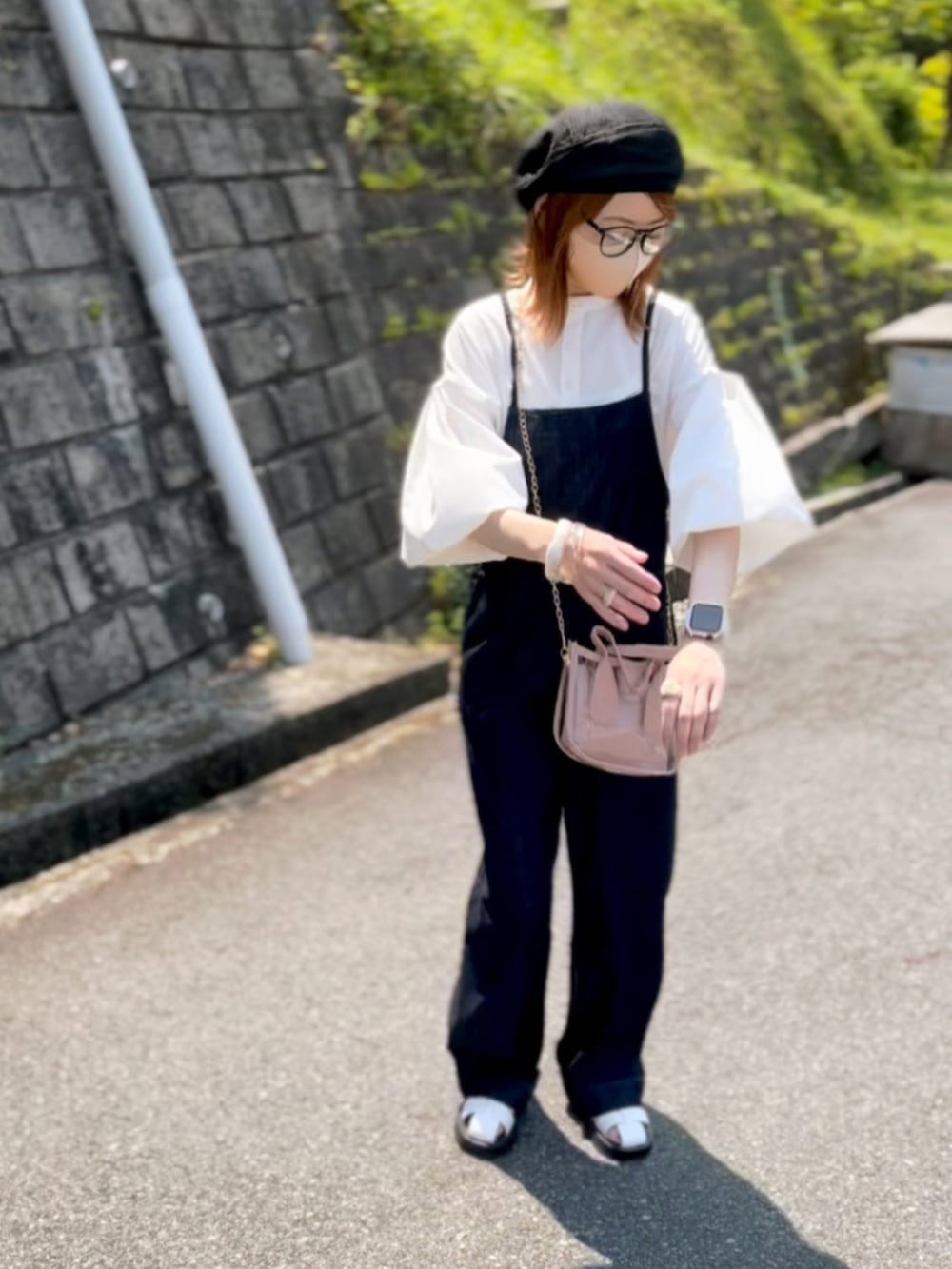 「モノトーンコーデ、差し色、モノトーンに差し色、ラクチンコーデ、サロペット、キャミサロペット、Lee、ミニバッグ、ビニールバッグ、SHEIN、プチプラ、ベレー帽、ベレー帽×メガネ、ダテメガネ、グルカサンダル」|「LeeのLee/リー リラックスサロペット(サロペット/オーバーオール、ブラック系)」を使った、高野軍曹さん(レディース・158cm)の春コーディネートの2枚目の写真