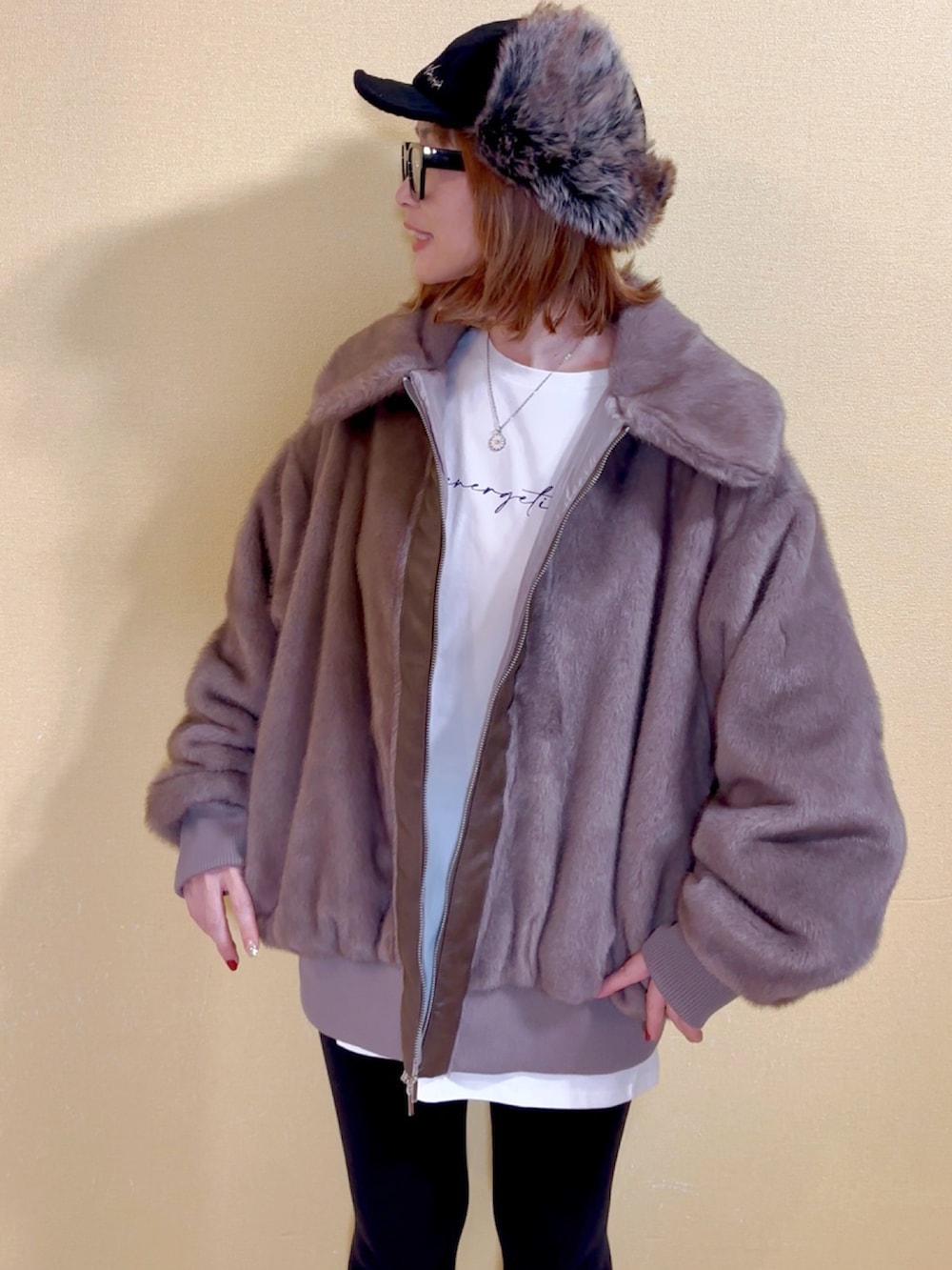 ベージュ系のその他アウター、ホワイト系のネックレス、ブラック系のキャップを着用したレディースの秋コーディネートの5枚目の写真