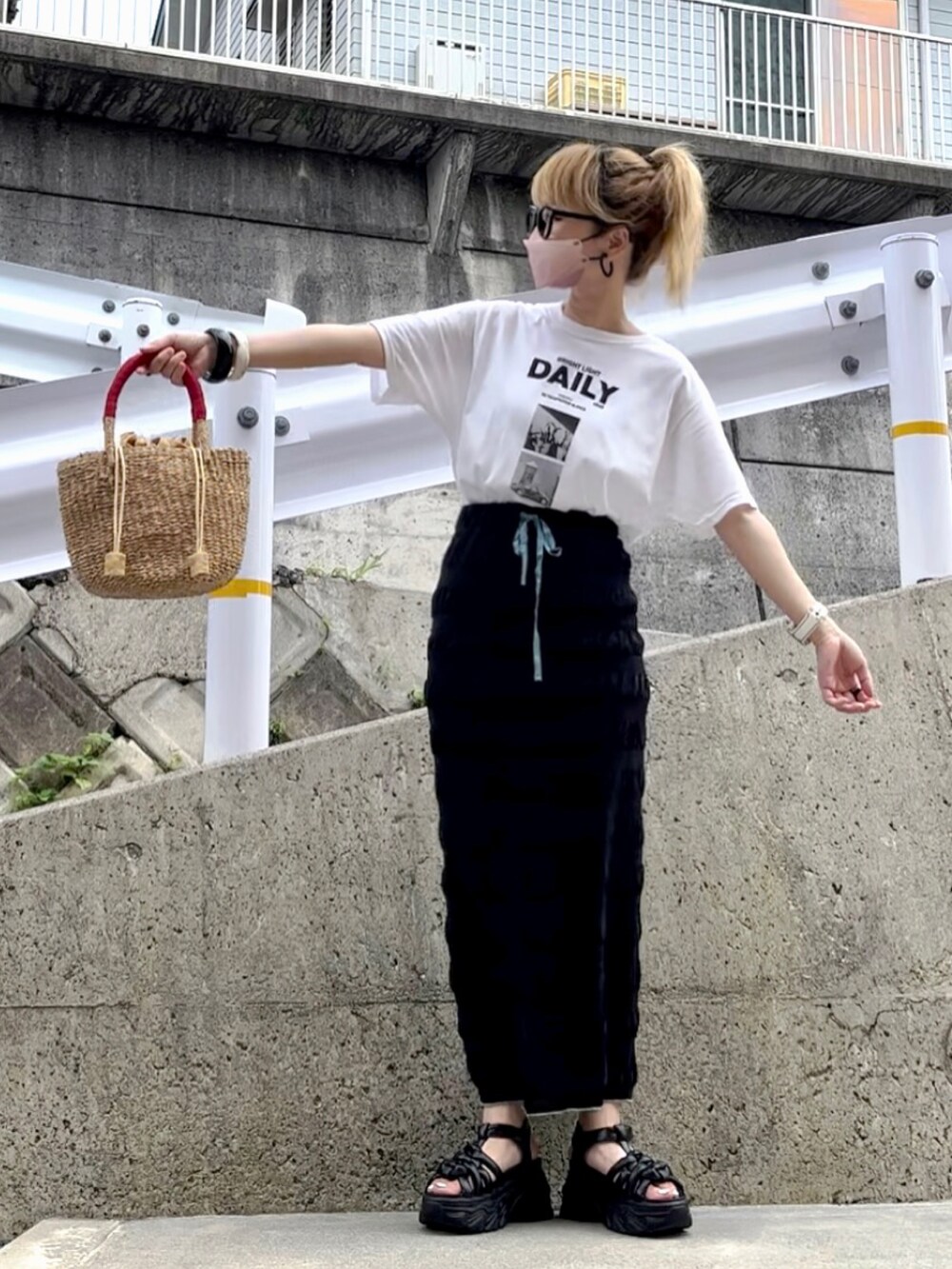 ホワイト系のTシャツ/カットソー、ブラック系のスカート、レッド系のかごバッグを着用したレディースの夏コーディネートの2枚目の写真