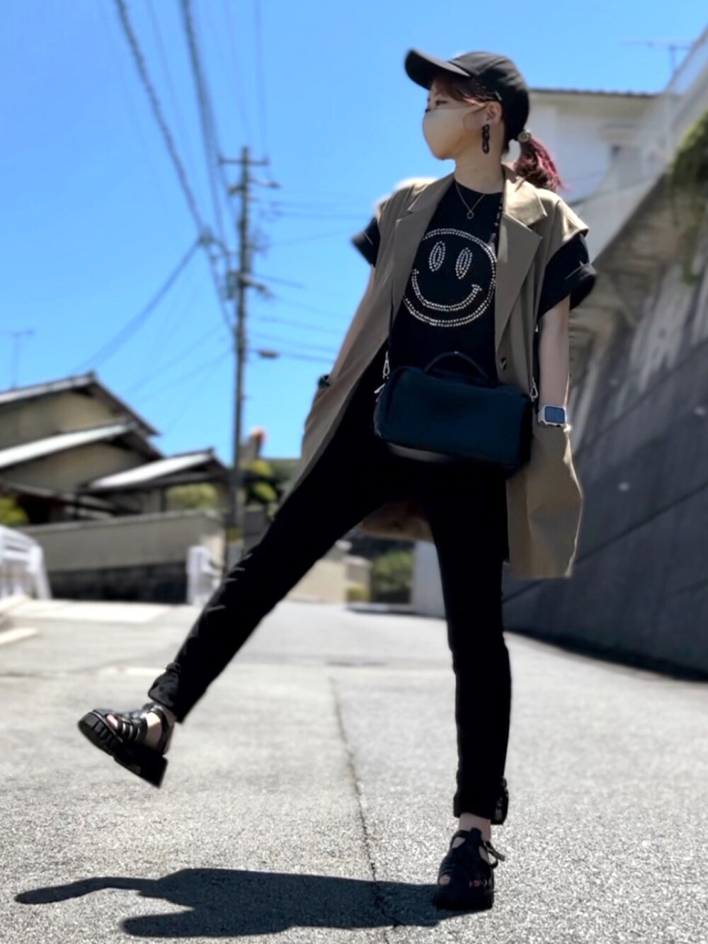 「レイヤードスタイル、黒×ベージュ、ニコちゃん、黒Tシャツ、apretro、グルカサンダル、ベスト、ベスト×Tシャツ、ベストコーデ、ジレ、ジレスタイル、SHEIN、プチプラ、スキニーデニム、黒スキニー」|「ap retroのニコちゃんスタッズTEE(Tシャツ/カットソー、ブラック系)」を使った、高野軍曹さん(レディース・158cm)の夏コーディネートの2枚目の写真