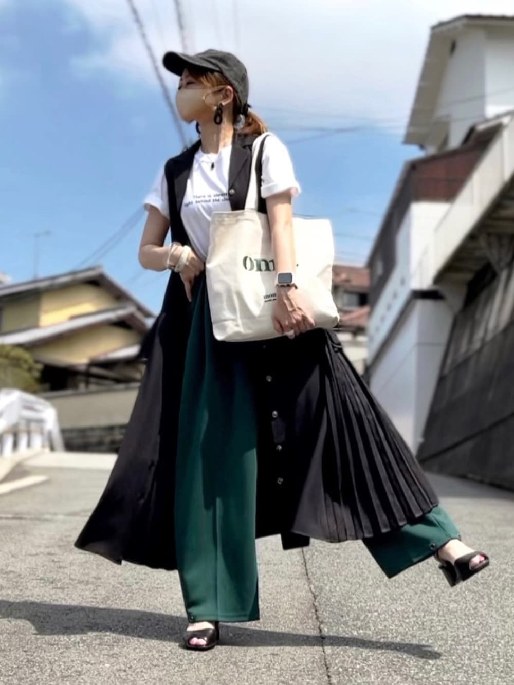 「レイヤードスタイル、ジレ、ベスト、シャツワンピ、サイドプリーツ、キャップ、SHEIN、スクエアトゥ、グリーン、グリーンパンツ、ワイドパンツ、タックパンツ、apretro、ロゴT、白Tシャツ」｜「ap retroの【_____m.weコラボ】ギャザータックワイドパンツ/裾ボタンパンツ　２WAYパンツ（その他パンツ、グリーン系）」を使った、高野軍曹さん（レディース・158cm）の夏コーディネートの2枚目の写真