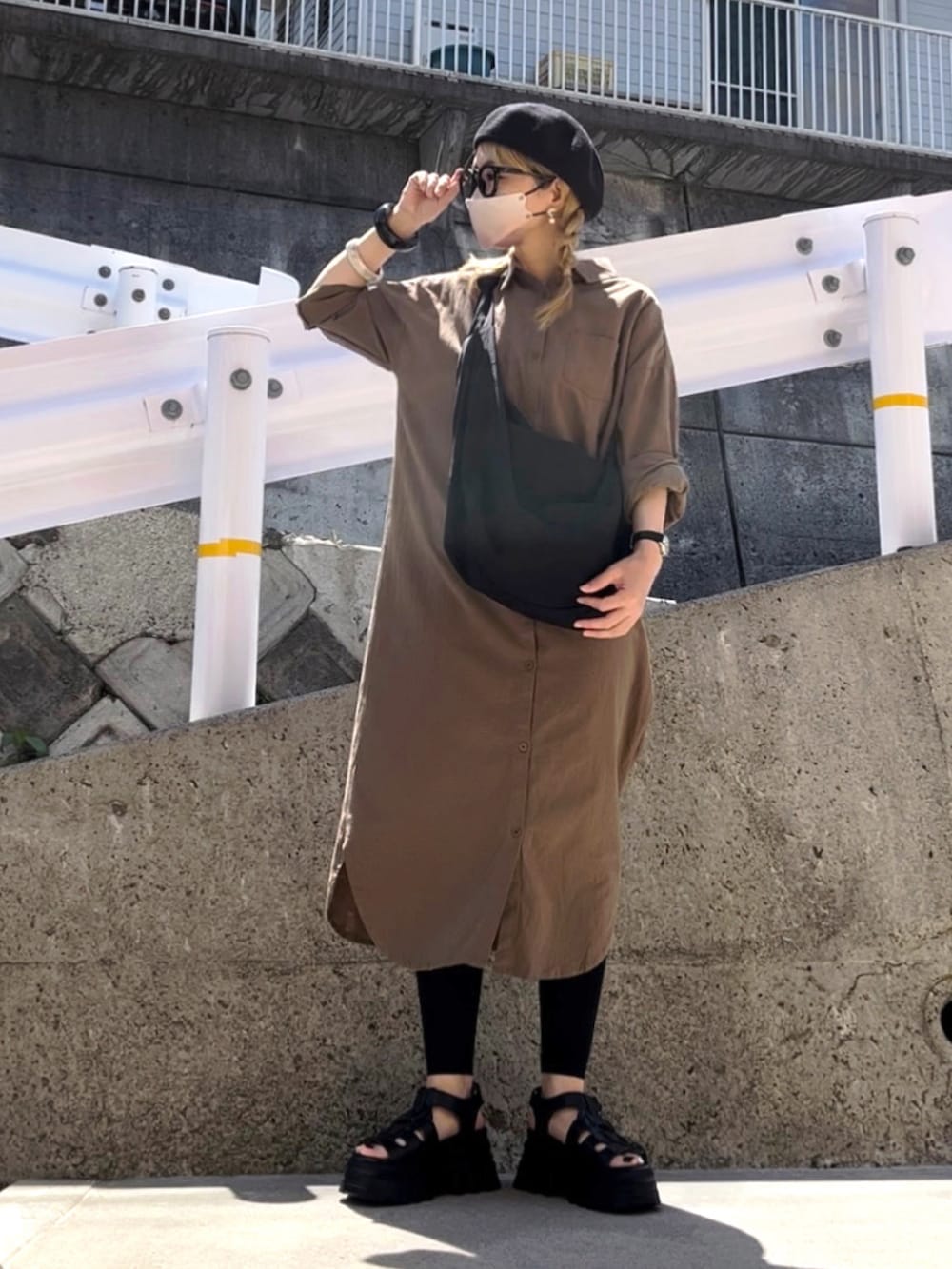 「楽チンコーデ、ワンピース、ワンピーススタイル、ワンピースコーデ、シャツワンピ、シャツワンピース、and it_、ベレー帽、ベレー帽×メガネ、サーモベレー、ダテメガネ、グルカサンダル、厚底サンダル、メガネ女子、オトナカジュアル」|「and it_のスキッパー&ベーシック長袖ロングシャツワンピース(ワンピース、グリーン系)」を使った、高野軍曹さん(レディース・158cm)の春コーディネートの2枚目の写真
