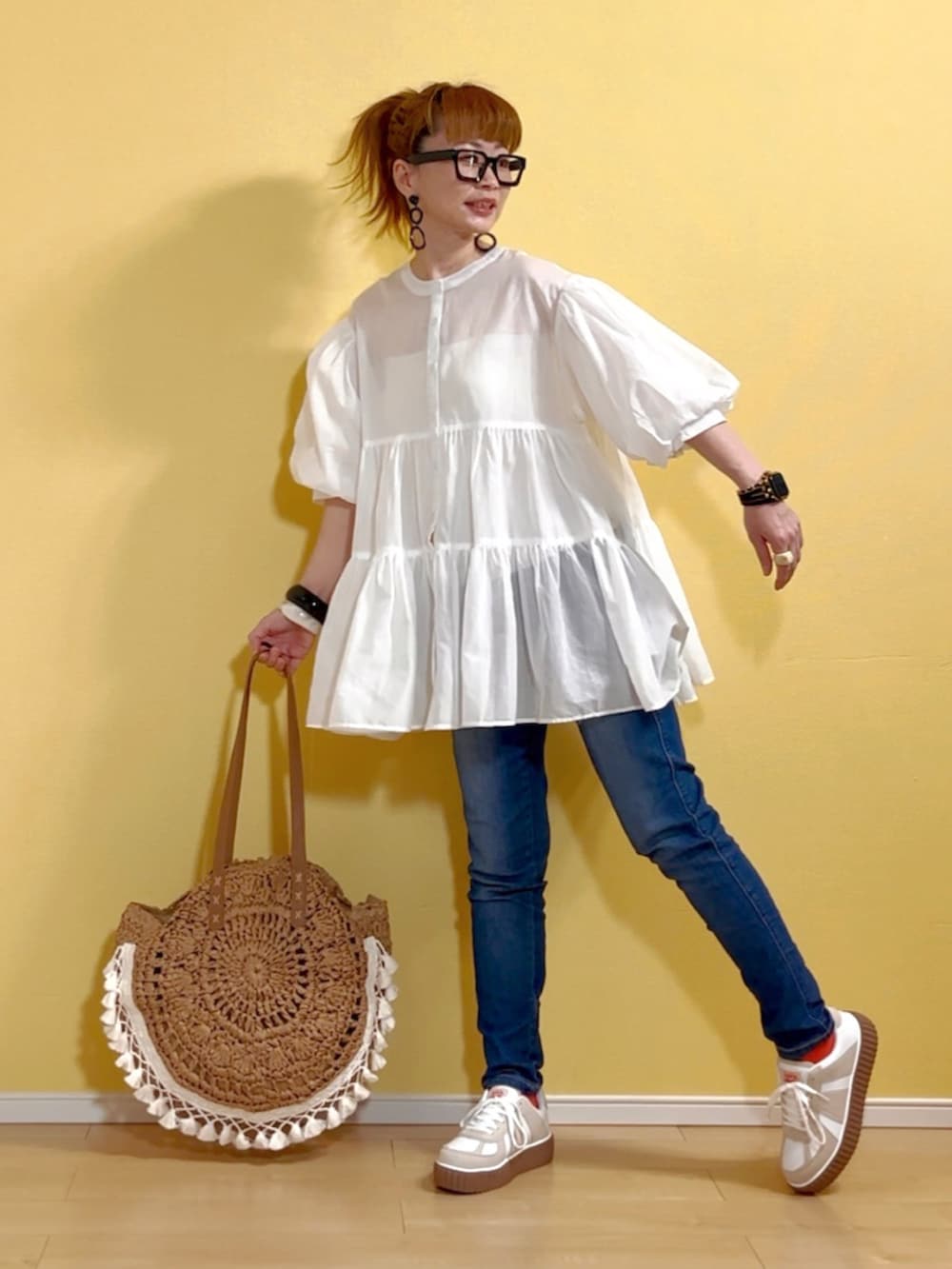 「シャツスタイル、夏コーデ、厚底シューズ、厚底スニーカー、classicalelf、ティアード、韓国ファッション、シアーシャツ、スキニーデニム、デニム、デニムパンツ、サークルバッグ、かごバッグ、SHEIN、40代ファッション」｜「classicalelfの夏に大活躍！ふわり、風をまとう。3wayバルーンスリーブティアードシアーシャツ（シャツ/ブラウス、ホワイト系）」を使った、高野軍曹さん（レディース・158cm）の春コーディネートの2枚目の写真