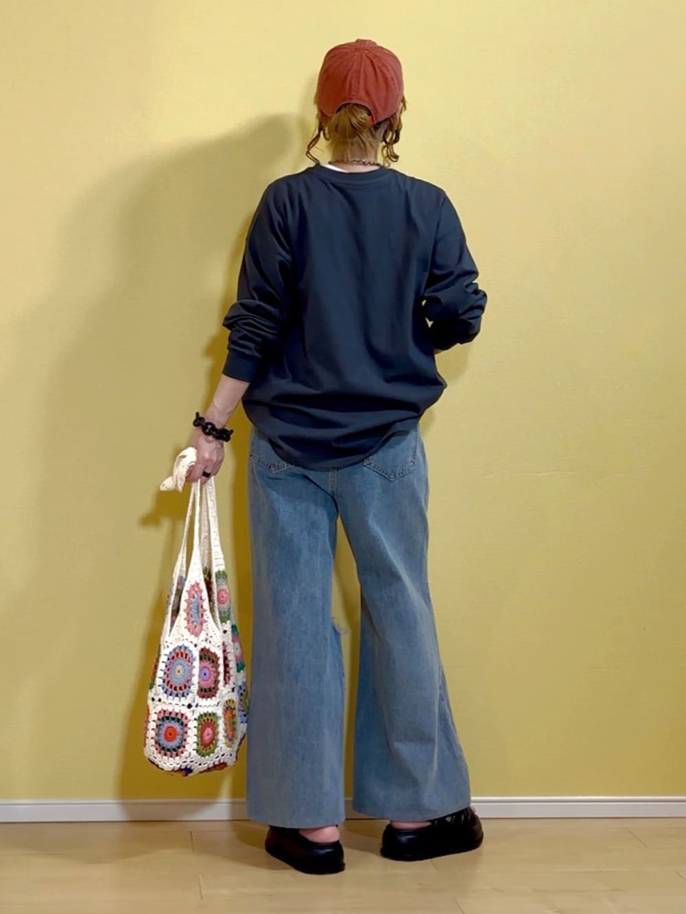 「秋コーデ、スヌーピー、ロンT、デニム、デニムパンツ、デニムコーデ、ダメージデニムパンツ、キャップ、ワークマン女子、厚底サンダル、ニットバッグ、AliExpress、韓国ファッション、SHEIN、40代ファッション」｜「VIVIANの厚底パデッドストラップサンダル（サンダル、ブラック系）」を使った、高野軍曹さん（レディース・158cm）の夏コーディネートの5枚目の写真