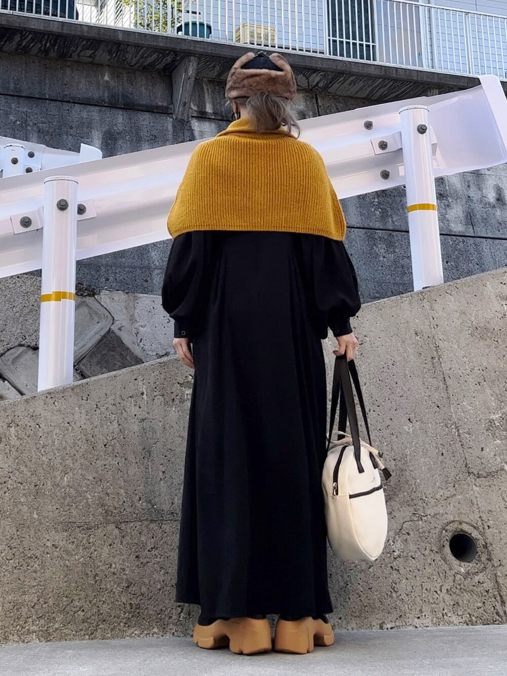 「春色、ポンチョ、スヌード、ネックウォーマー、mivialoca、キャップ、サークルバッグ、SHEIN、AliExpress、ワンピース、パフスリーブ、マキシ丈ワンピース、黒ワンピ、大人カジュアル、お出かけコーデ」｜「mi via locaのウール混 カラーニットハイネックスヌード（ネックウォーマー/スヌード、イエロー系）」を使った、高野軍曹さん（レディース・158cm）の冬コーディネートの3枚目の写真