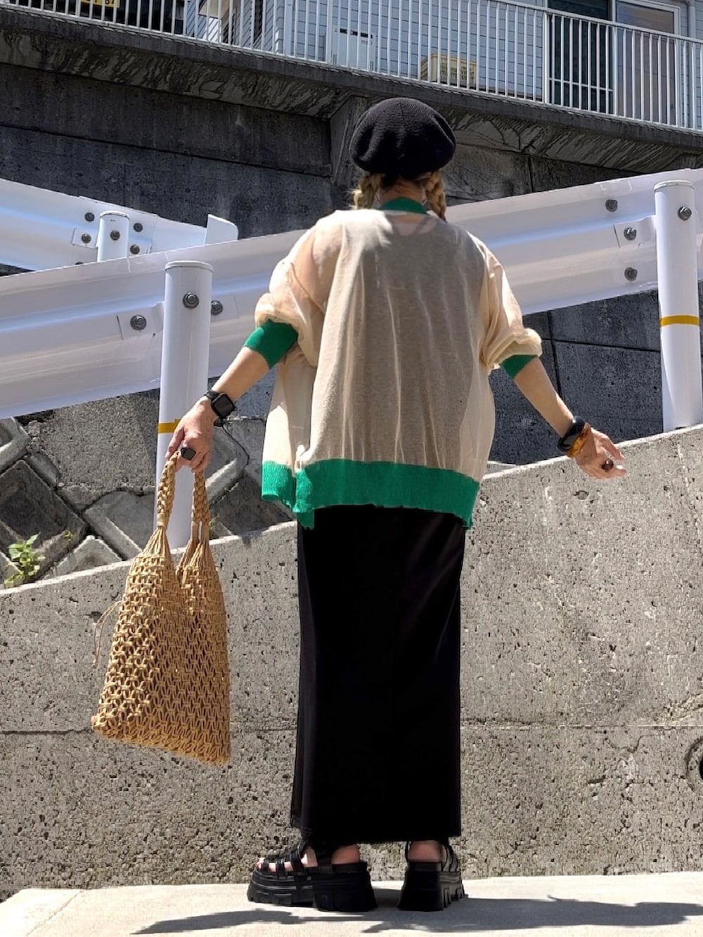 「Vネックワンピース、ジャンスカ、ジャンパースカート、apretro、シアーカーディガン、カーディガン、シアートップス、frames RAY CASSIN、ベレー帽、ベレー帽×メガネ、サーモベレー、グルカサンダル、ダテメガネ、編みバッグ、メガネ女子」|「ap retroのVネックロングジャンスカ/ 2WAY(前後)着用可能(ジャンパースカート、ブラック系)」を使った、高野軍曹さん(レディース・158cm)の春コーディネートの3枚目の写真