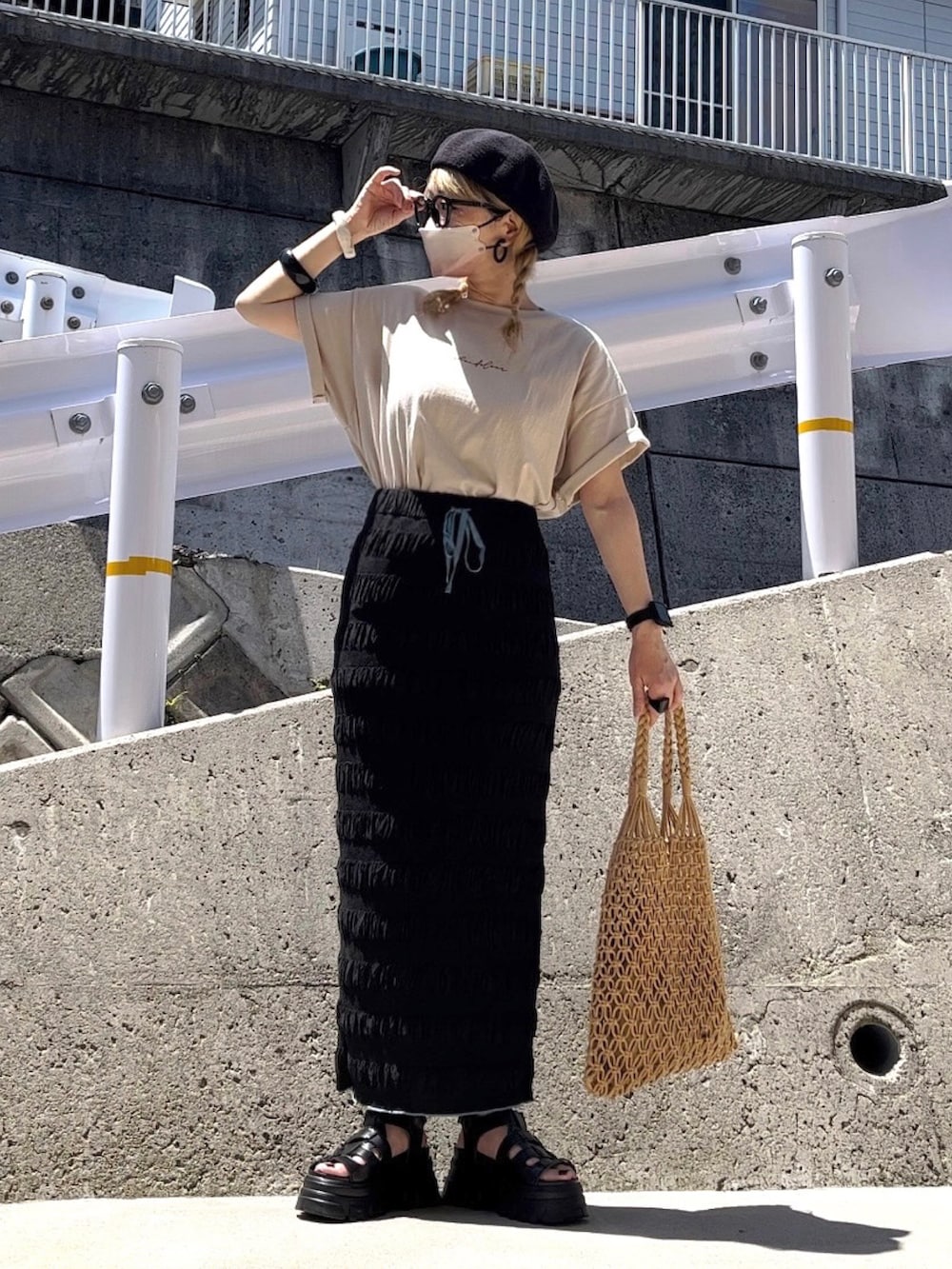 「ロゴT、reca、お出かけコーデ日記、ベレー帽、ベレー帽×メガネ、polcadot、ダテメガネ、メガネ女子、グルカサンダル、厚底サンダル、タイトスカート、ナロースカート、Iラインスカート、mivialoca、編みバッグ」|「recaの筆記体プリントロゴTシャツ(Tシャツ/カットソー、ベージュ系)」を使った、高野軍曹さん(レディース・158cm)の春コーディネートの2枚目の写真