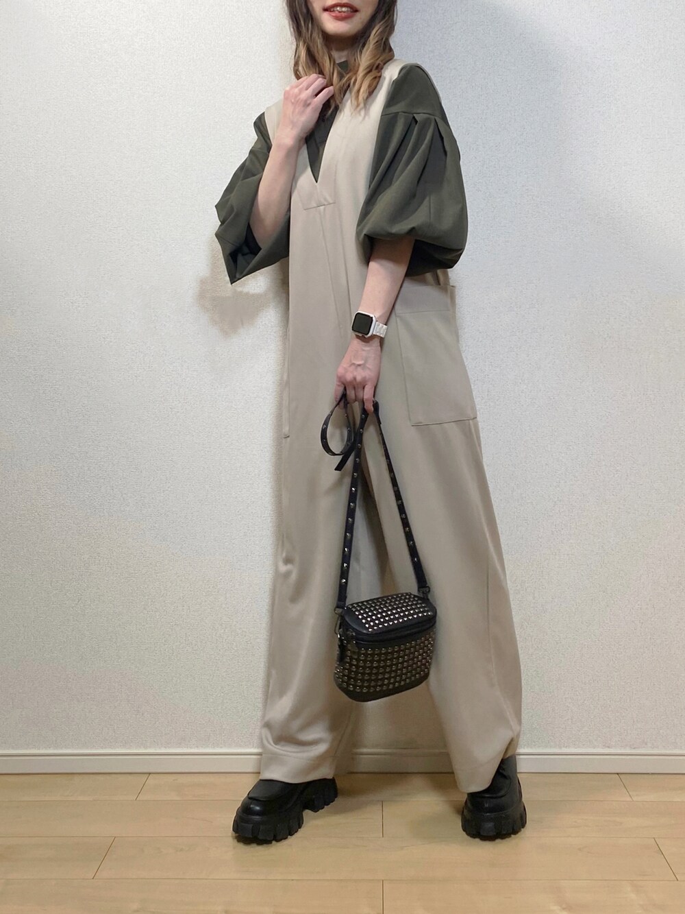 「春コーデ、サロペット、サロペットコーデ、サロペットパンツ、オールインワン、apretro、ブラウス、ボリューム袖、SHEIN、プチプラ、厚底シューズ、スタッズバッグ、リラックススタイル、春服みてみて、シンプルコーデ」｜「ap retroのポンチオールインワン　サロペット（つなぎ/オールインワン、ベージュ系）」を使った、高野軍曹さん（レディース・158cm）の春コーディネートの2枚目の写真