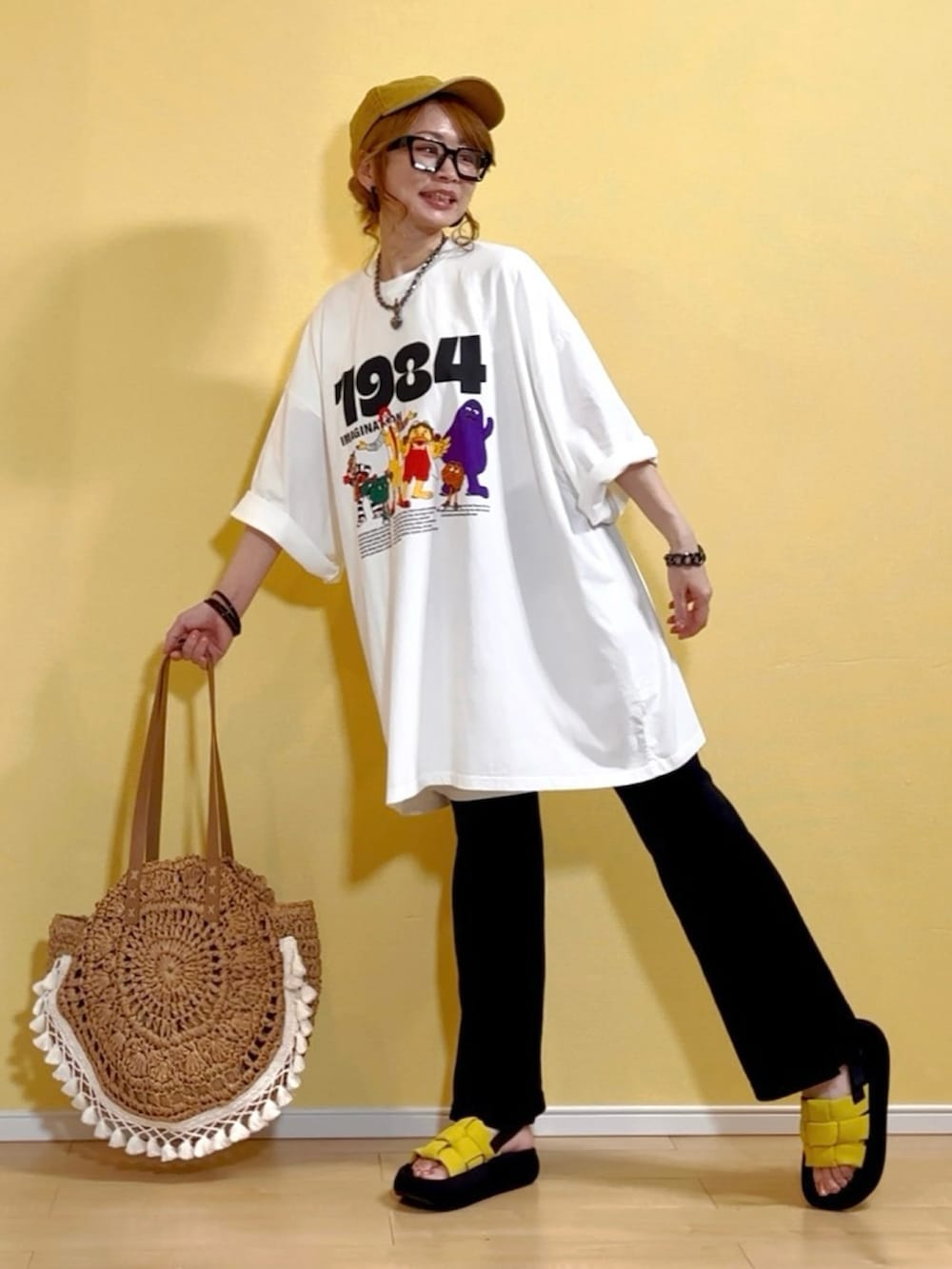 「白Tシャツ、夏コーデ、キャラT、ビッグT、ピグメント、キャップ、ワークマン、サークルバッグ、かごバッグ、SHEIN、韓国ファッション、厚底サンダル、Temu、40代ファッション、オトナカジュアル」｜「select shopのアイテム（Tシャツ/カットソー、ホワイト系）」を使った、高野軍曹さん（レディース・158cm）の夏コーディネートの3枚目の写真