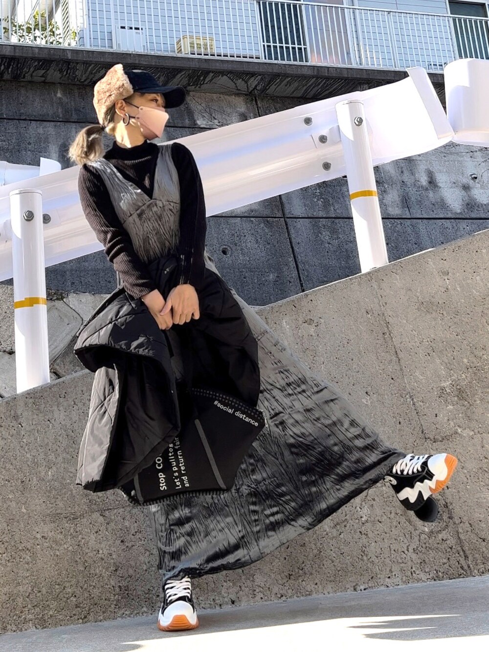 「ブラックコーデ、ワントーンコーデ、お出かけコーデ、ノースリーブワンピース、ベロアワンピース、riberry、ハイネック、ハイネックニット、SHEIN、ハイカットスニーカー、スニーカー、キャップ、ダウン、AliExpress、きれいめカジュアル」｜「Riberryのベロアクリンクルノースリワンピース（ワンピース、グレー系）」を使った、高野軍曹さん（レディース・158cm）の冬コーディネートの3枚目の写真