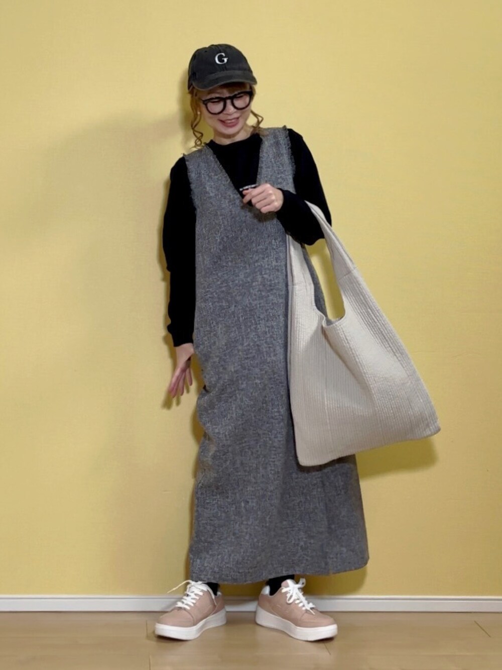 「モノトーンコーデ、デートコーデ、Vネックワンピース、uleula、キャップ、SHEIN、プチプラ、韓国ファッション、スニーカー、ヌビバッグ、マルシェバッグ、ロゴT、ピンクスニーカー、パールピアス、メガネ女子」｜「ULEULAのミックスツイードスリットワンピース（ワンピース、グレー系）」を使った、高野軍曹さん（レディース・158cm）の冬コーディネートの2枚目の写真
