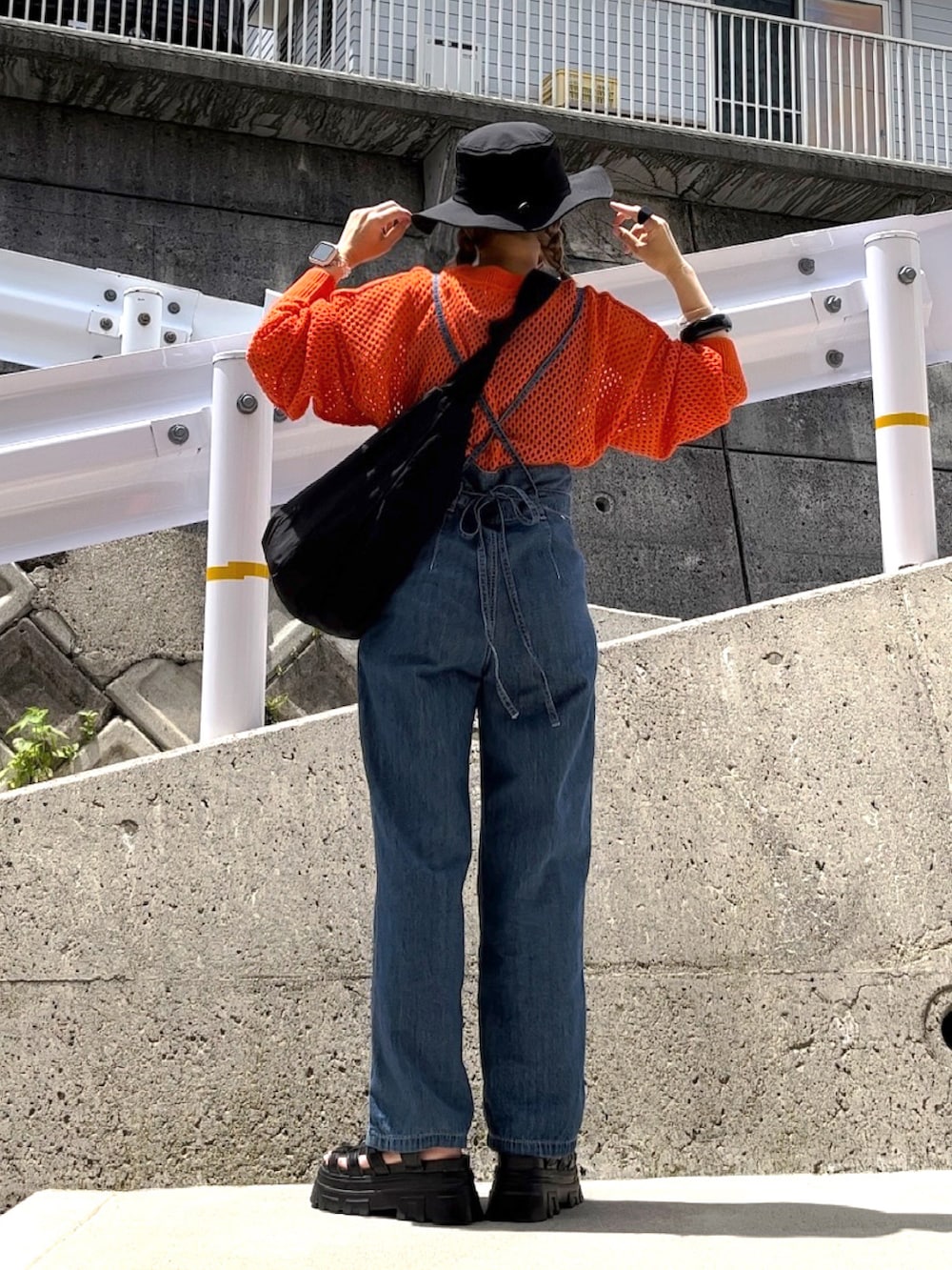 「カラーコーデ、オレンジ、シアートップス、メッシュニット、メッシュトップス、Nylaus、ダテメガネ、メガネ女子、グルカサンダル、サファリハット、サロペット、SOMETHING、ショルダーバック、オトナカジュアル、SHEIN」｜「NYLAUSの別注 おもてリンキング オーバーメッシュトップス（ニット/セーター、オレンジ系）」を使った、高野軍曹さん（レディース・158cm）の夏コーディネートの3枚目の写真