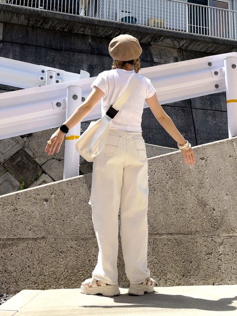 ホワイト系のTシャツ/カットソー、ホワイト系のショルダーバッグ、ホワイト系のサンダルを着用したレディースの春コーディネートの4枚目の写真