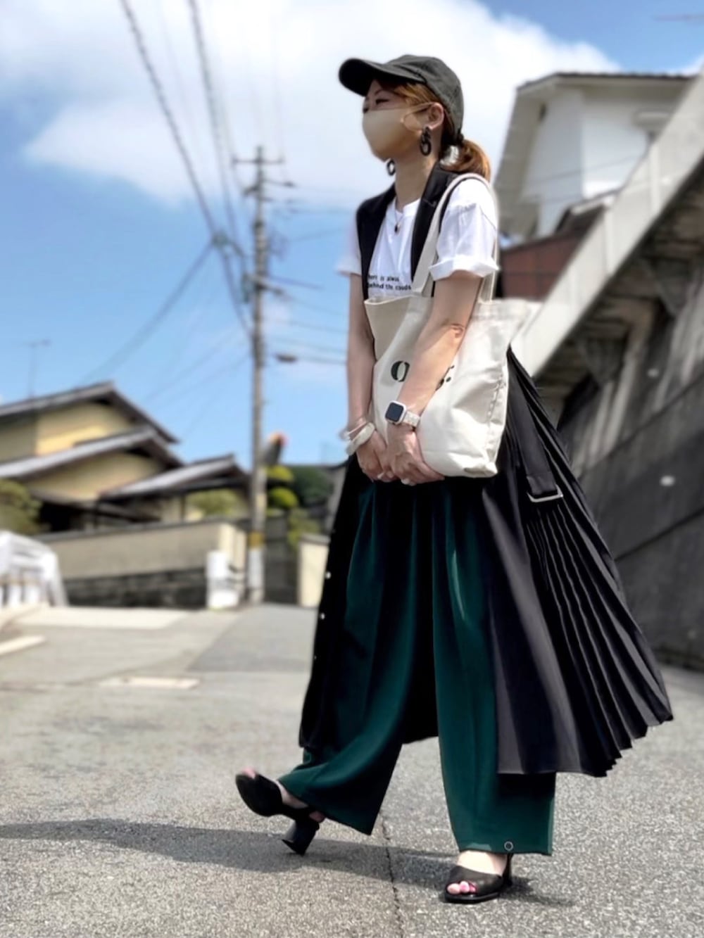 「レイヤードスタイル、ジレ、ベスト、シャツワンピ、サイドプリーツ、キャップ、SHEIN、スクエアトゥ、グリーン、グリーンパンツ、ワイドパンツ、タックパンツ、apretro、ロゴT、白Tシャツ」｜「ap retroの【_____m.weコラボ】ギャザータックワイドパンツ/裾ボタンパンツ　２WAYパンツ（その他パンツ、グリーン系）」を使った、高野軍曹さん（レディース・158cm）の夏コーディネートの3枚目の写真