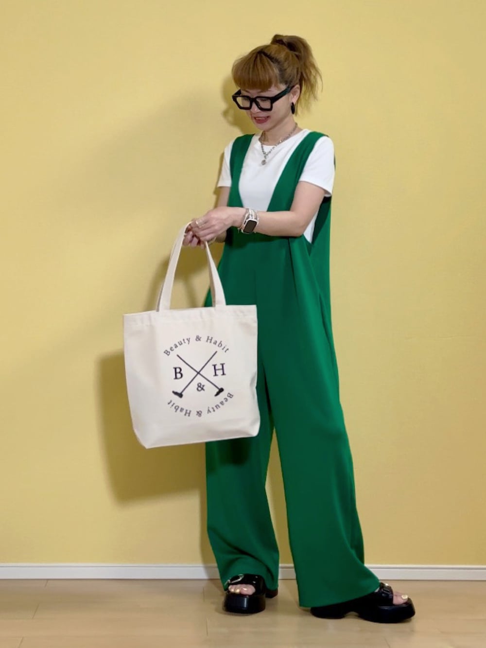 「夏コーデ、プチプラ、グリーン、ラクチンコーデ、オールインワン、サロペット、SHEIN、韓国ファッション、チビT、GU、キャンバストート、ロゴバッグ、GUコーデ、休日スタイル、厚底サンダル」｜「SUGAR BISKETのVネックオールインワン（つなぎ/オールインワン、グリーン系）」を使った、高野軍曹さん（レディース・158cm）の夏コーディネートの3枚目の写真