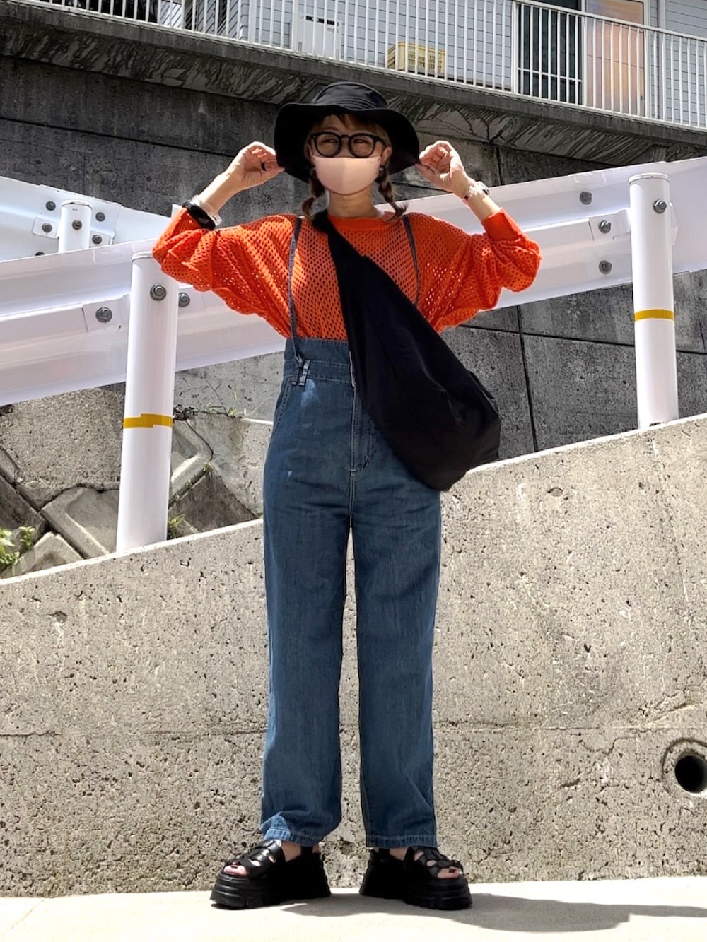「カラーコーデ、オレンジ、シアートップス、メッシュニット、メッシュトップス、Nylaus、ダテメガネ、メガネ女子、グルカサンダル、サファリハット、サロペット、SOMETHING、ショルダーバック、オトナカジュアル、SHEIN」｜「NYLAUSの別注 おもてリンキング オーバーメッシュトップス（ニット/セーター、オレンジ系）」を使った、高野軍曹さん（レディース・158cm）の夏コーディネートの2枚目の写真