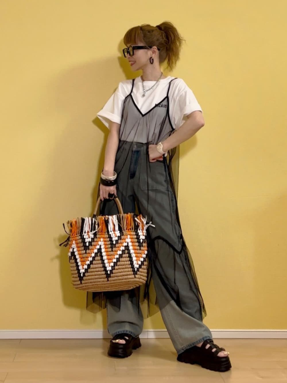 「夏コーデ、レイヤードスタイル、チュール、チュールワンピ、uleula、ロゴT、Dickies、make a ray!、ハートネックレス、GU、かごバッグ、デニム、デニムパンツ、SHEIN、韓国ファッション」｜「ULEULAのチュールロングキャミワンピース（ワンピース、ブラック系）」を使った、高野軍曹さん（レディース・158cm）の春コーディネートの2枚目の写真