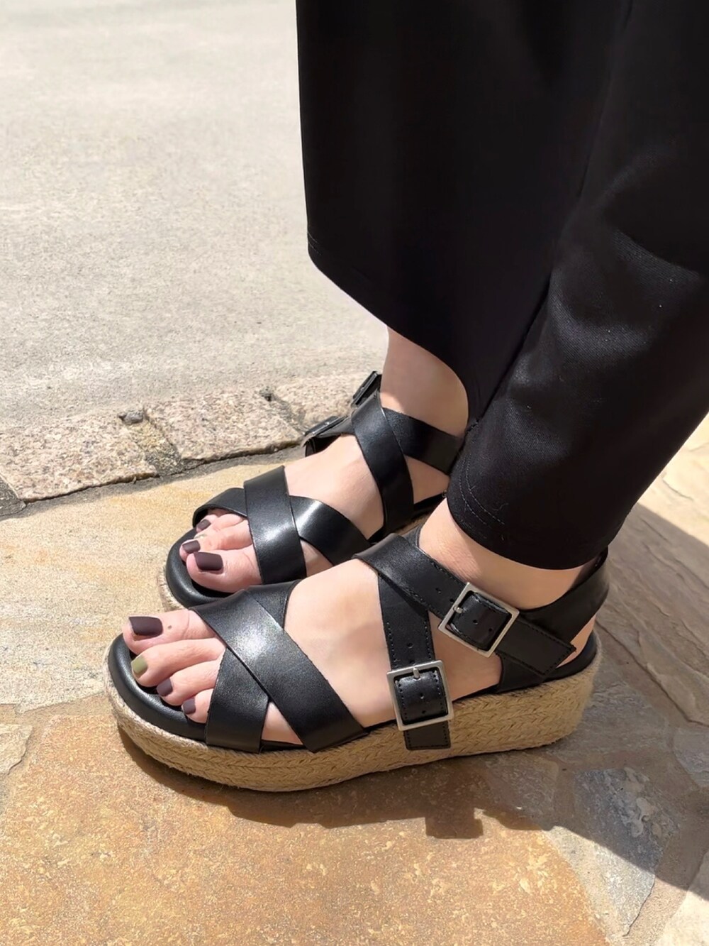 「ジャンパースカート、ジャンスカ、モノトーン、ブラックコーデ、apretro、ベレー帽、ベレー帽×メガネ、サーモベレー、clarks、サングラス、SHEIN、お出かけコーデ日記、ショルダーバッグ、florist、オトナカジュアル」｜「ap retroの深スリットジャンスカ（ワンピース、ブラック系）」を使った、高野軍曹さん（レディース・158cm）の春コーディネートの5枚目の写真