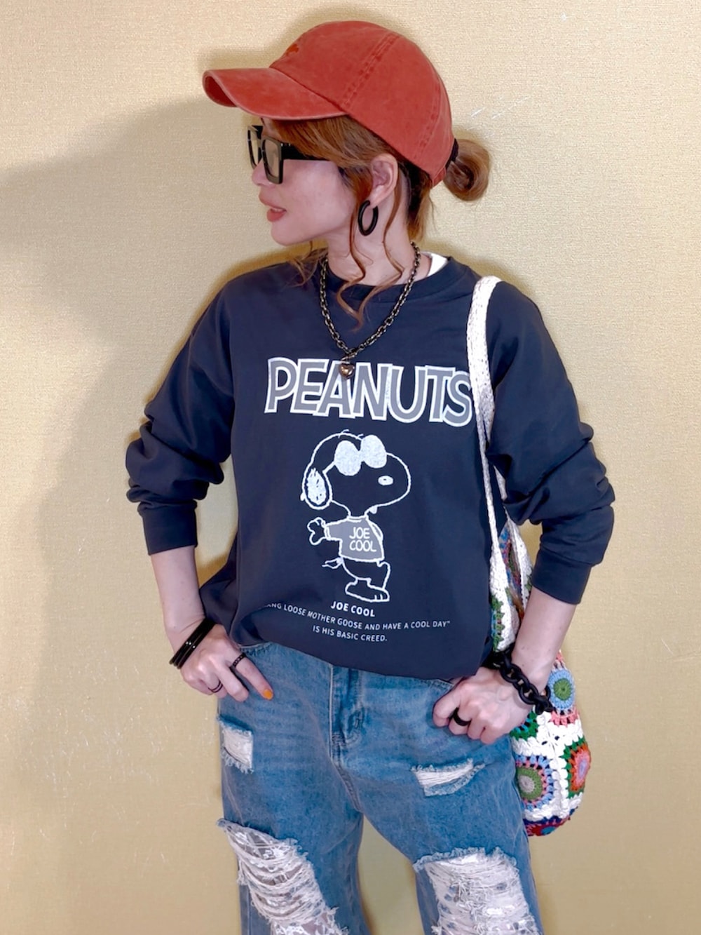 「秋コーデ、スヌーピー、ロンT、デニム、デニムパンツ、デニムコーデ、ダメージデニムパンツ、キャップ、ワークマン女子、厚底サンダル、ニットバッグ、AliExpress、韓国ファッション、SHEIN、40代ファッション」｜「VIVIANの厚底パデッドストラップサンダル（サンダル、ブラック系）」を使った、高野軍曹さん（レディース・158cm）の夏コーディネートの2枚目の写真