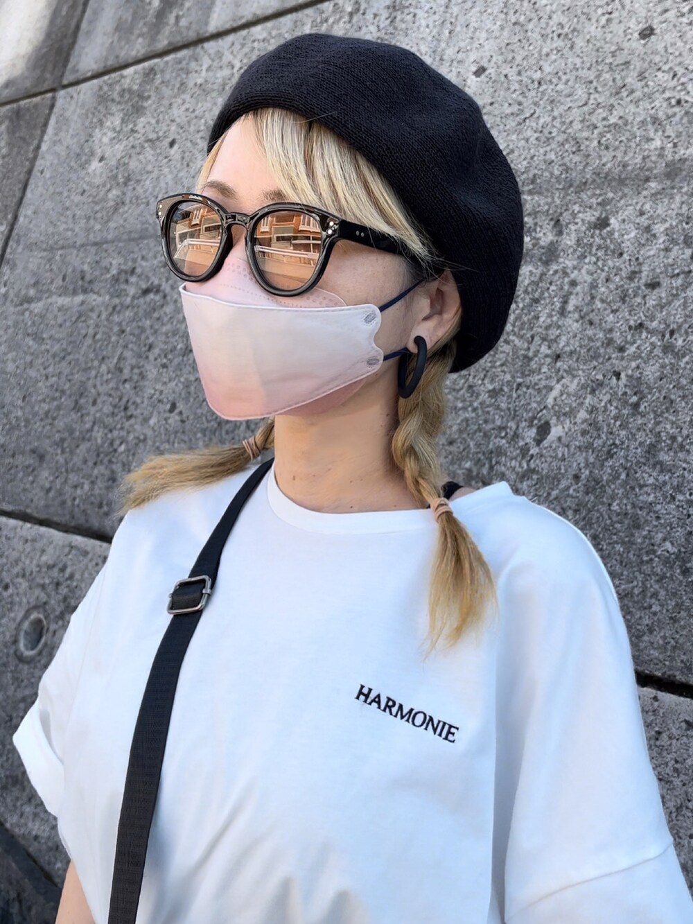 「GWコーデ、休日スタイル、オトナカジュアル、ロゴT、apretro、ロングスカート、ギンガムチェック、ギンガムチェックスカート、ボディバッグ、SHEIN、プチプラ、ベレー帽、ベレー帽×メガネ、グルカサンダル、厚底サンダル」|「ap retroのアーチバックロゴ半袖TEE(Tシャツ/カットソー、ホワイト系)」を使った、高野軍曹さん(レディース・158cm)の春コーディネートの4枚目の写真