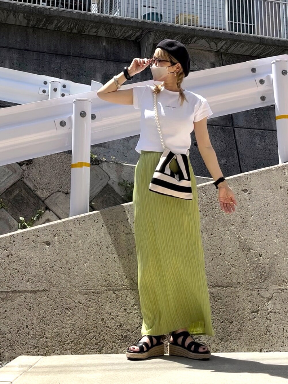 「カラーコーデ、チビT、白Tシャツ、ロゴT、Calvin Klein、ベレー帽、ベレー帽×メガネ、ミニバッグ、florist、clarks、ダテメガネ、ナロースカート、カラースカート、ANGIE VINTAGE、スリットスカート」｜「ANGIEの楊柳ストレートスカート（スカート、グリーン系）」を使った、高野軍曹さん（レディース・158cm）の春コーディネートの2枚目の写真