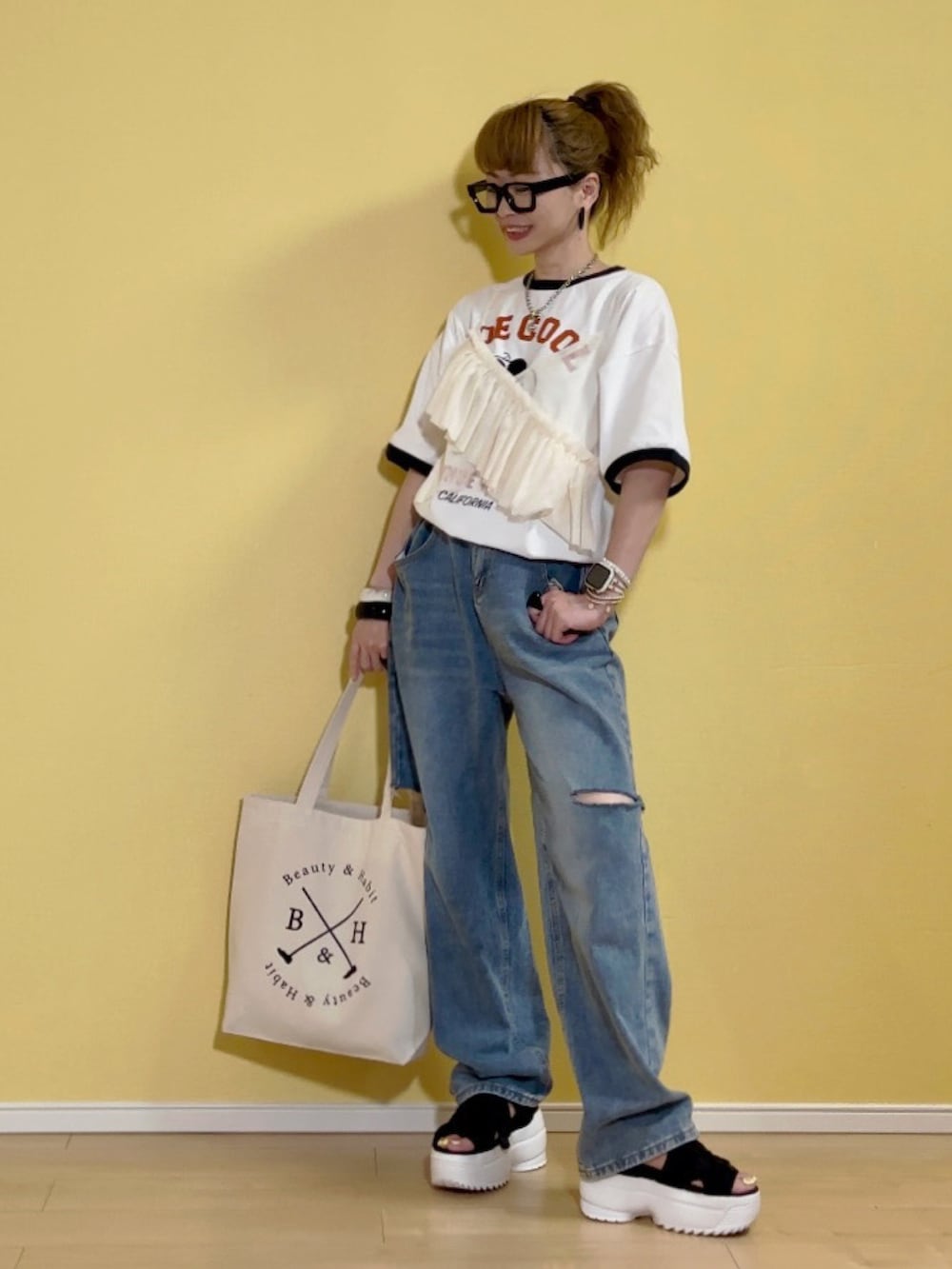 「夏コーデ、レイヤードスタイル、プチプラ、ビスチェ、ビスチェ×デニム、ビスチェコーデ、notch.、スヌーピー、リンガーTシャツ、スポーツサンダル、厚底サンダル、SHEIN、GU、韓国ファッション、キャンバストート」|「notch.のチュールアシメフリルビスチェ(キャミソール、ホワイト系)」を使った、高野軍曹さん(レディース・158cm)の夏コーディネートの3枚目の写真