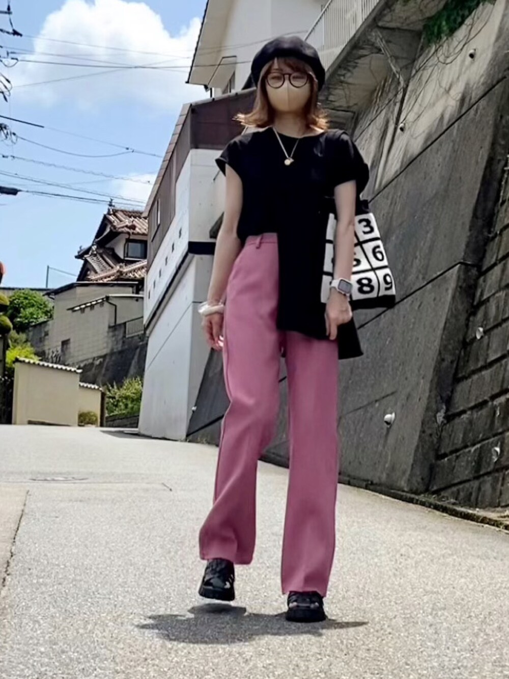 「アシメトリー、フレンチスリーブ、deuxamour、カラーパンツ、ピンク、黒×ピンク、ピンクパンツ、フレアパンツ、スラックス、WEGO、グルカサンダル、ベレー帽、ベレー帽×メガネ、ダテメガネ、休日スタイル」|「deux amourのアシメフレンチスリーブTEE(その他トップス、ブラック系)」を使った、高野軍曹さん(レディース・158cm)の春コーディネートの3枚目の写真