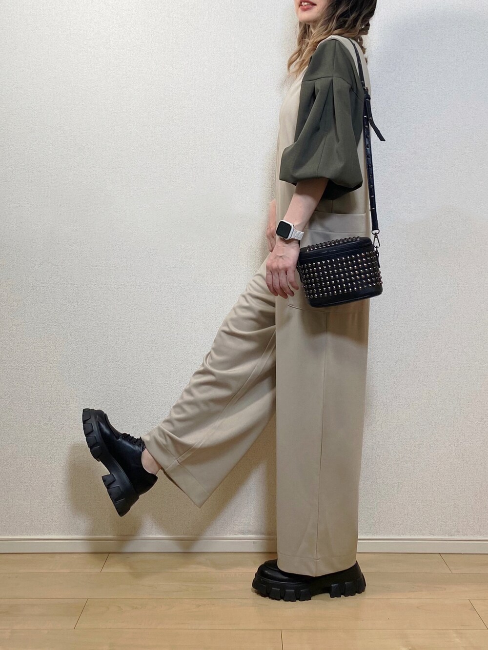 「春コーデ、サロペット、サロペットコーデ、サロペットパンツ、オールインワン、apretro、ブラウス、ボリューム袖、SHEIN、プチプラ、厚底シューズ、スタッズバッグ、リラックススタイル、春服みてみて、シンプルコーデ」｜「ap retroのポンチオールインワン　サロペット（つなぎ/オールインワン、ベージュ系）」を使った、高野軍曹さん（レディース・158cm）の春コーディネートの4枚目の写真