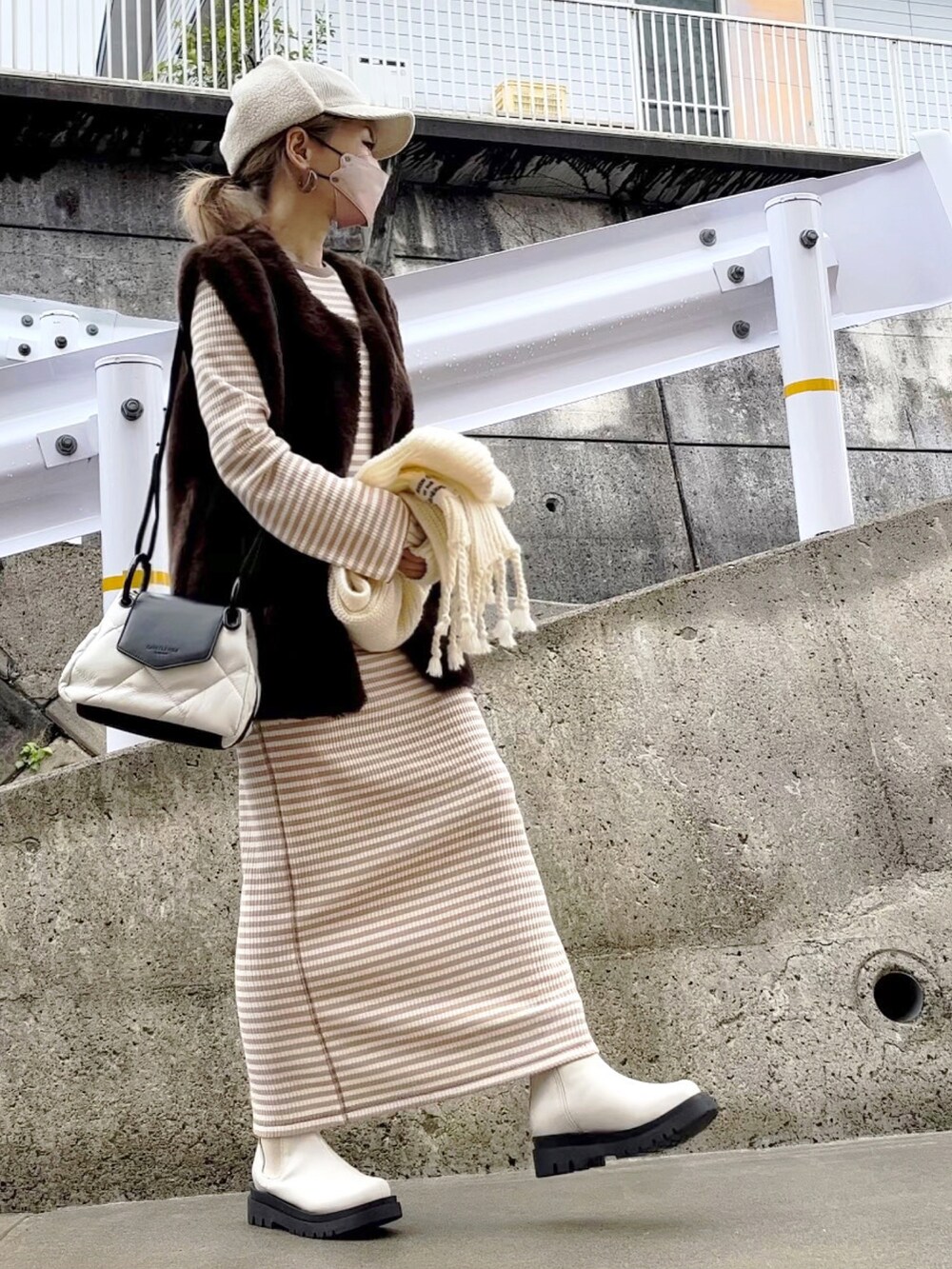 「淡色コーデ、デートスタイル（WOMEN）、ファーベスト、レイヤードスタイル、mivialoca、ワンピース、ボーダー、ボーダーワンピース、マキシ丈ワンピース、キャップ、フライトキャップ、キルティングバッグ、AliExpress、サイドゴアブーツ、クリスマスに着たい服」｜「mi via locaのフェイクファーノーカラージレ（ベスト、ブラウン系）」を使った、高野軍曹さん（レディース・158cm）の冬コーディネートの2枚目の写真