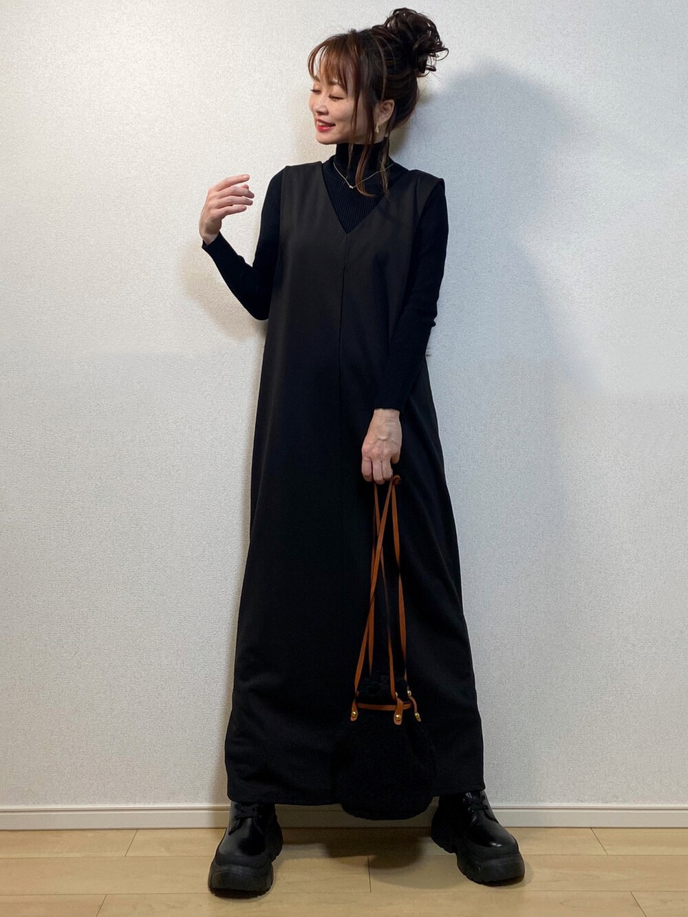 「カーディガン、ケーブルカーディガン、ニットカーディガン、deuxamour、タートルネックニット、ボアバッグ、巾着バッグ、ショートブーツ、レースアップブーツ、厚底ブーツ、AMO_RIN、韓国ファッション、ジャンパースカート、ジャンスカ、クリスマスに着たい服」|「deux amourのケーブルカーディガン(カーディガン/ボレロ、ブラウン系)」を使った、高野軍曹さん(レディース・158cm)の冬コーディネートの2枚目の写真